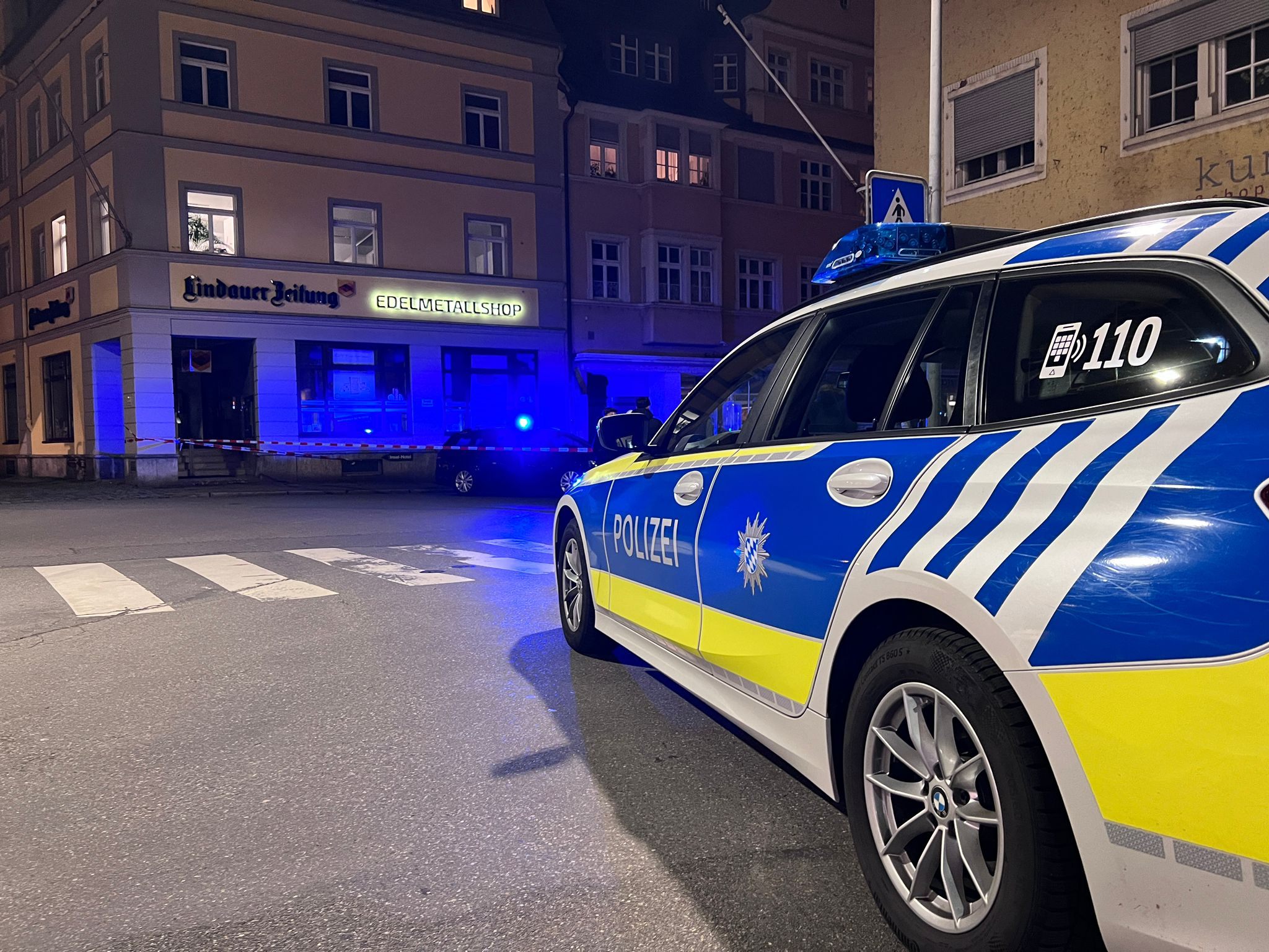 Am Freitagabend wurde der Bahnhof Lindau-Insel großräumig aufgrund einer vermeintlichen Bombe gesperrt. Am Freitagabend wurde der Bahnhof Lindau-Insel großräumig aufgrund einer vermeintlichen Bombe gesperrt.