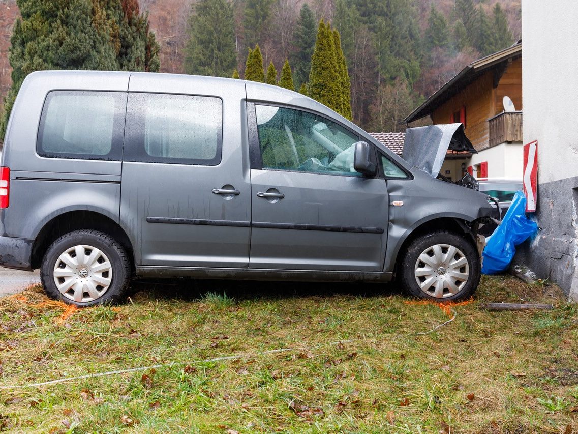 Frontal gegen Hauswand