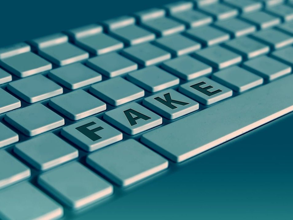 Fake-Bewertungen im Internet sorgen für Diskussionen.