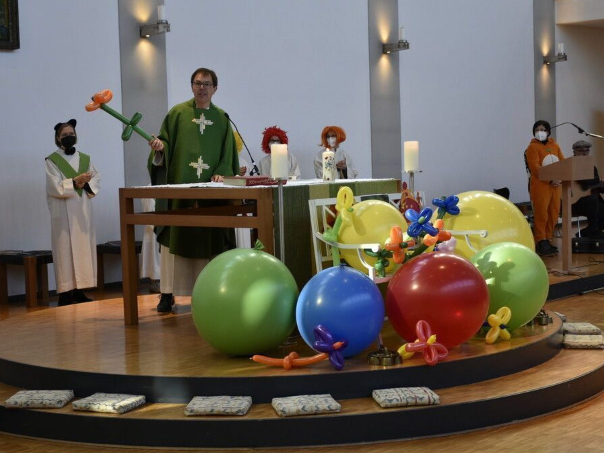 Kunterbunt und etwas närrisch wird am kommenden Sonntag in Altach die Faschingsmesse gefeiert Kunterbunt und etwas närrisch wird am kommenden Sonntag in Altach die Faschingsmesse gefeiert