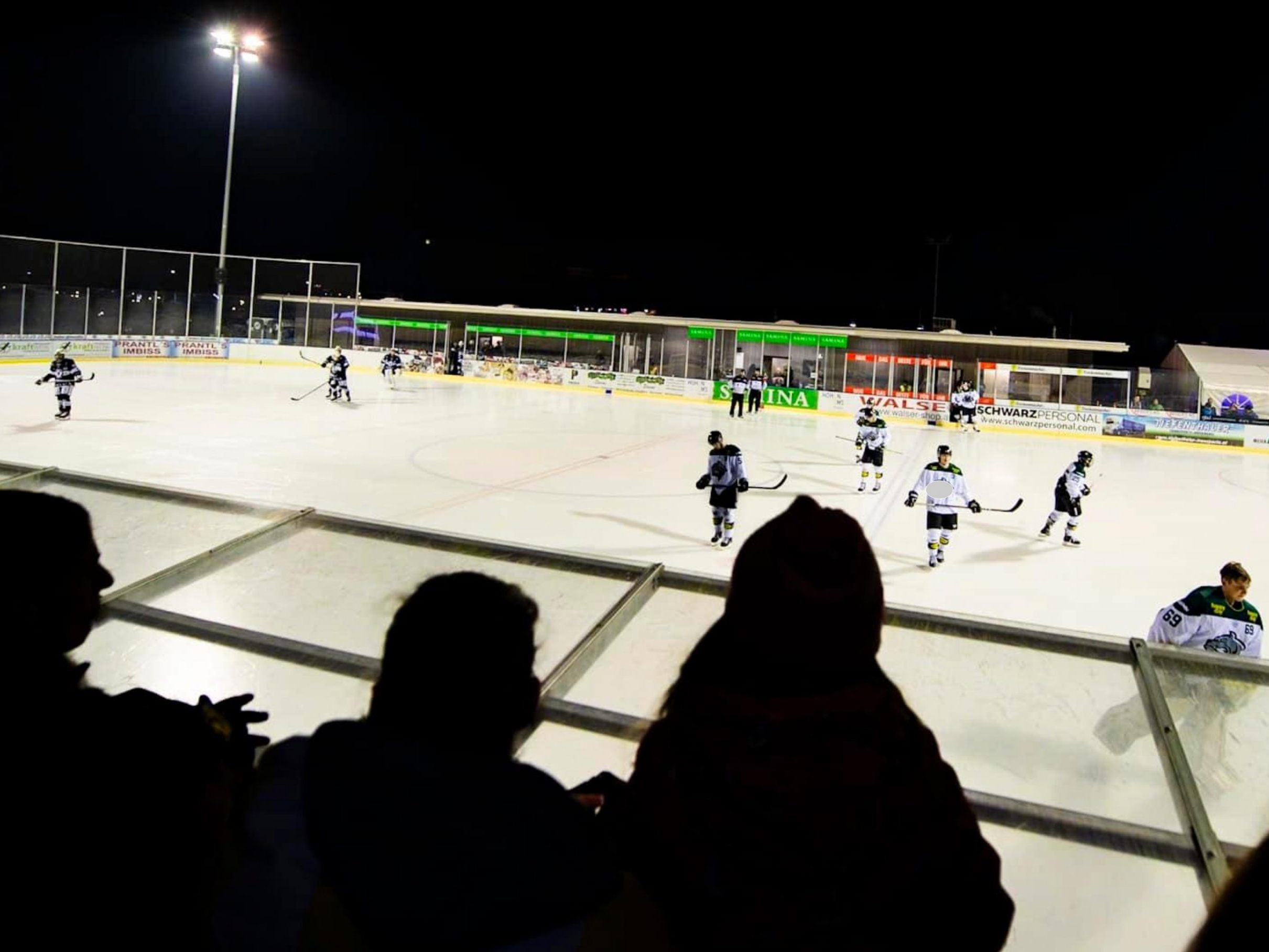 Die Eishockeyfans können sich im Herrenriedeisstadion auf ein spannendes Duell gegen den Wiener EV freuen Die Eishockeyfans können sich im Herrenriedeisstadion auf ein spannendes Duell gegen den Wiener EV freuen