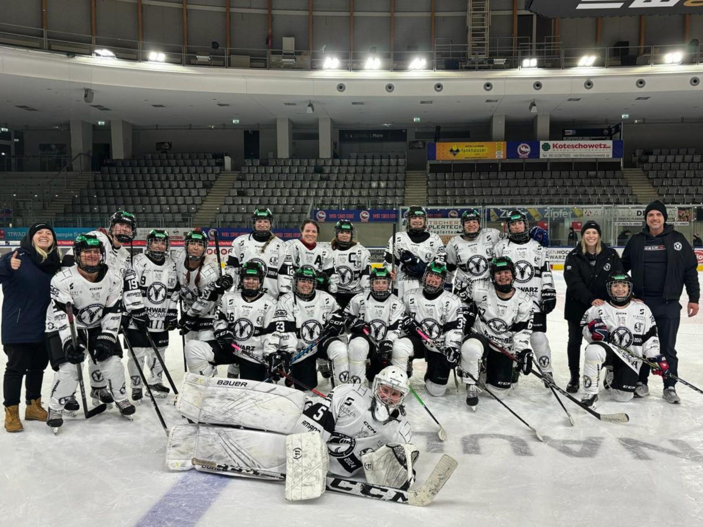 Die erfolgreichen Hockeydamen des SC SAMINA Hohenems nach dem Overtime-Erfolg in Innsbruck Die erfolgreichen Hockeydamen des SC SAMINA Hohenems nach dem Overtime-Erfolg in Innsbruck