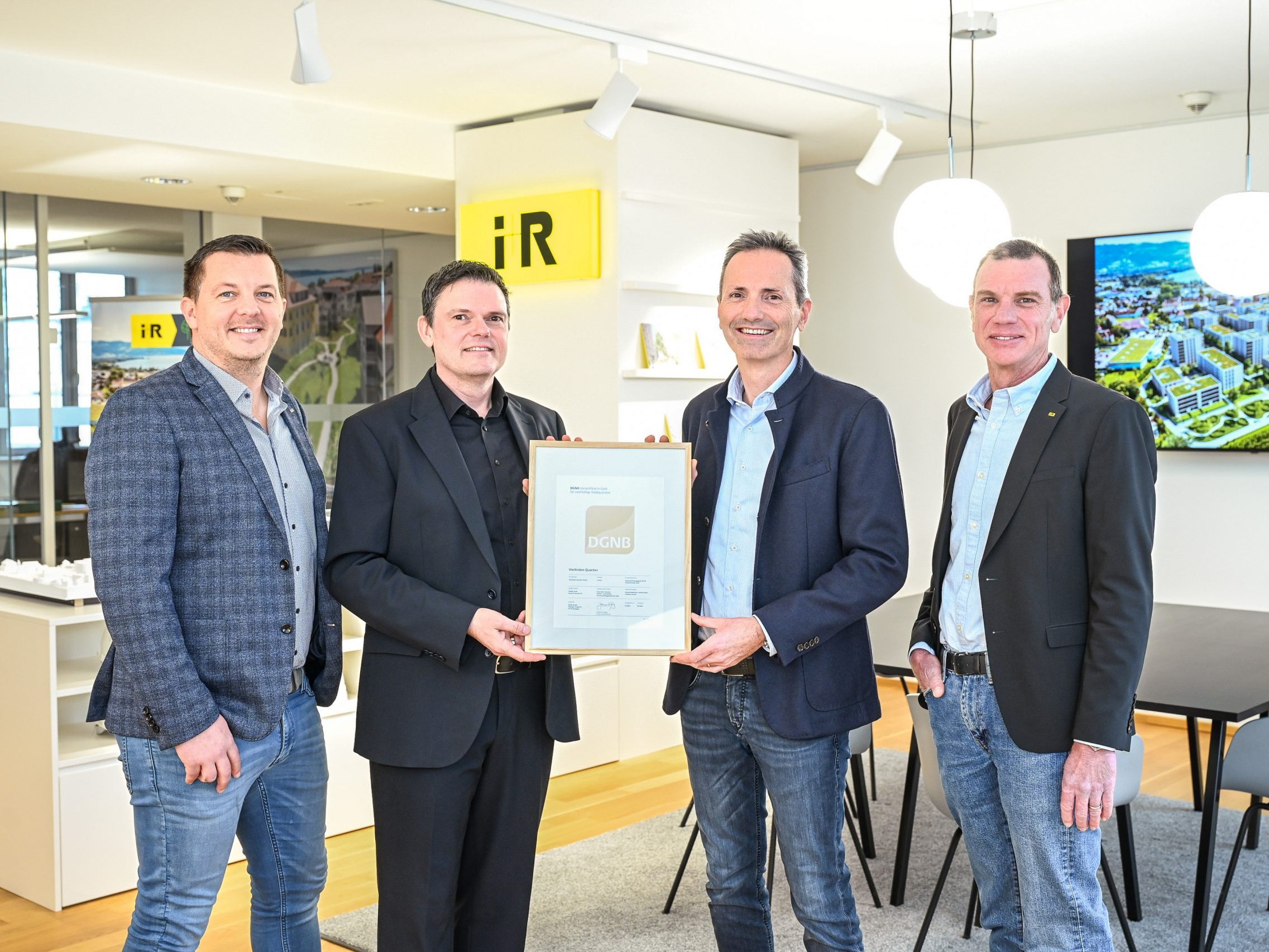Freuen sich über die Auszeichnung in Gold für das Vierlinden-Quartier: Stefan Hämmerle (Projektleitung Vierlinden-Quartier), Karlheinz Bayer (Geschäftsführer i+R Wohnbau Lindau) und Andreas Deuring (Leitung Projektentwicklung) mit Ralf Pimiskern (2. v. l.; DGNB, Abteilungsleiter Zertifizierung). Freuen sich über die Auszeichnung in Gold für das Vierlinden-Quartier: Stefan Hämmerle (Projektleitung Vierlinden-Quartier), Karlheinz Bayer (Geschäftsführer i+R Wohnbau Lindau) und Andreas Deuring (Leitung Projektentwicklung) mit Ralf Pimiskern (2. v. l.; DGNB, Abteilungsleiter Zertifizierung).