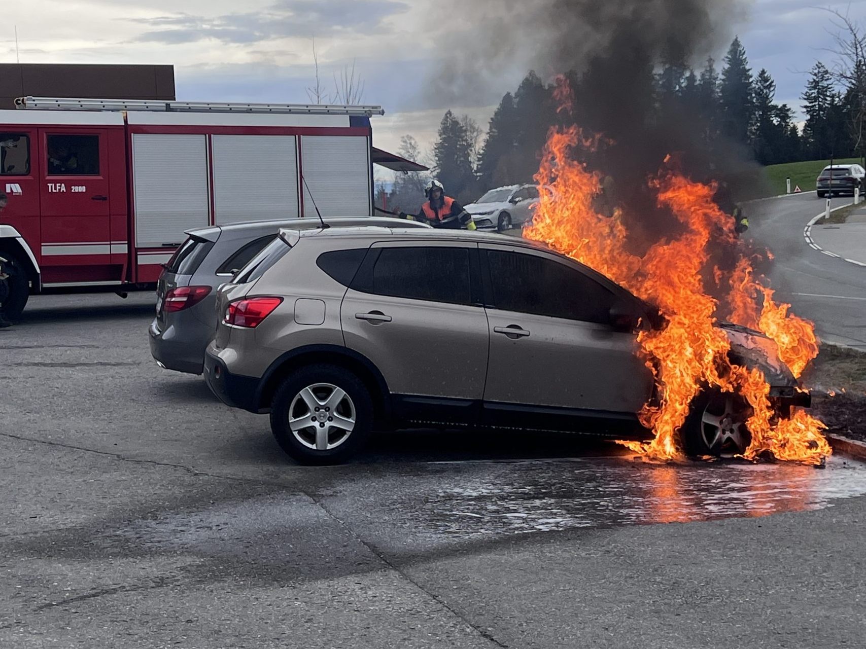 Das Auto im Vollbrand.