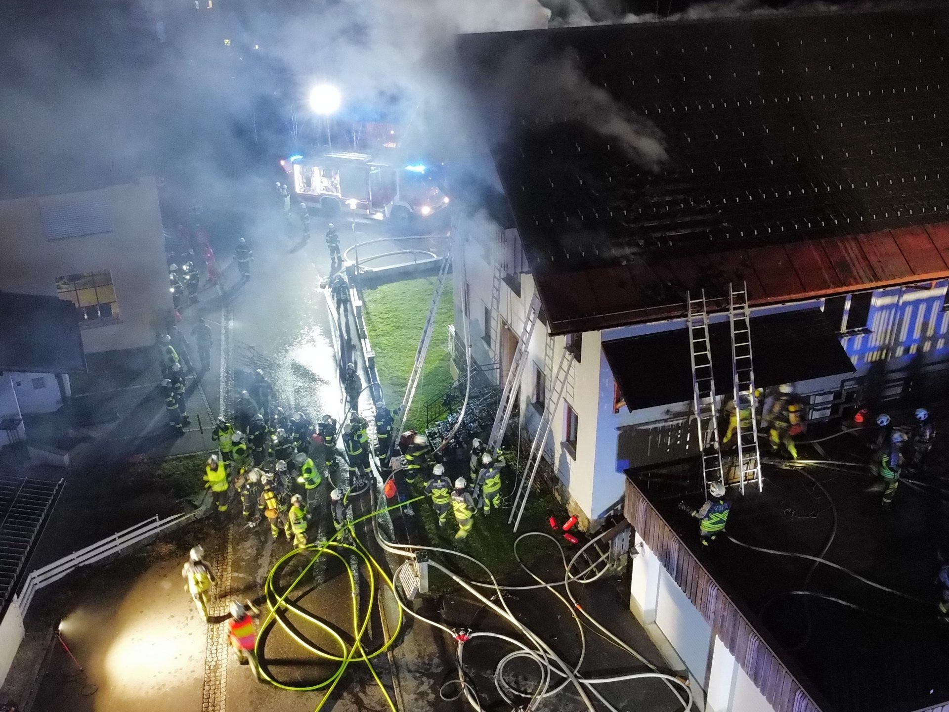 Großeinsatz der Feuerwehr: Zahlreiche Leitern sind aufgestellt, um den Brand besser erreichen zu können. Großeinsatz der Feuerwehr: Zahlreiche Leitern sind aufgestellt, um den Brand besser erreichen zu können.