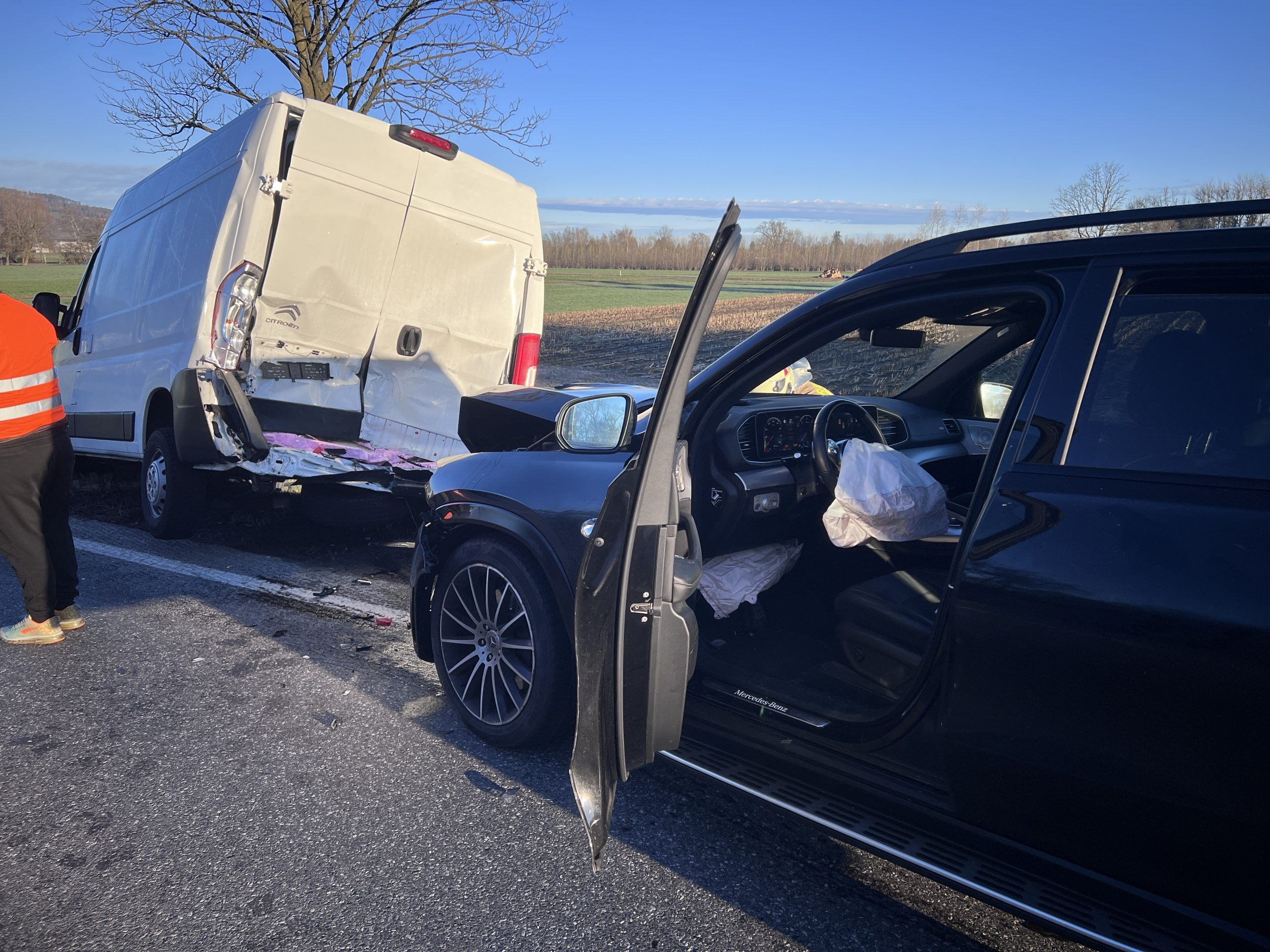 Zwei Pkw krachten ineinander. Zwei Pkw krachten ineinander.