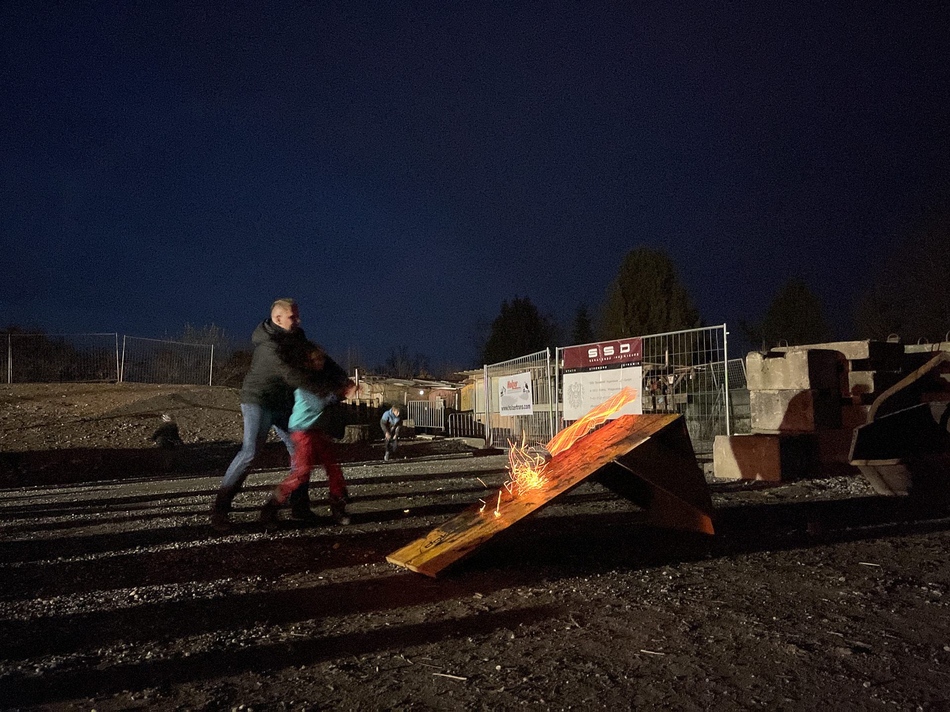 Am Samstagabend konnte man bei der Hofstalder Funkenzunft glühende Holzscheiben möglichst weit weg schießen. Am Samstagabend konnte man bei der Hofstalder Funkenzunft glühende Holzscheiben möglichst weit weg schießen.