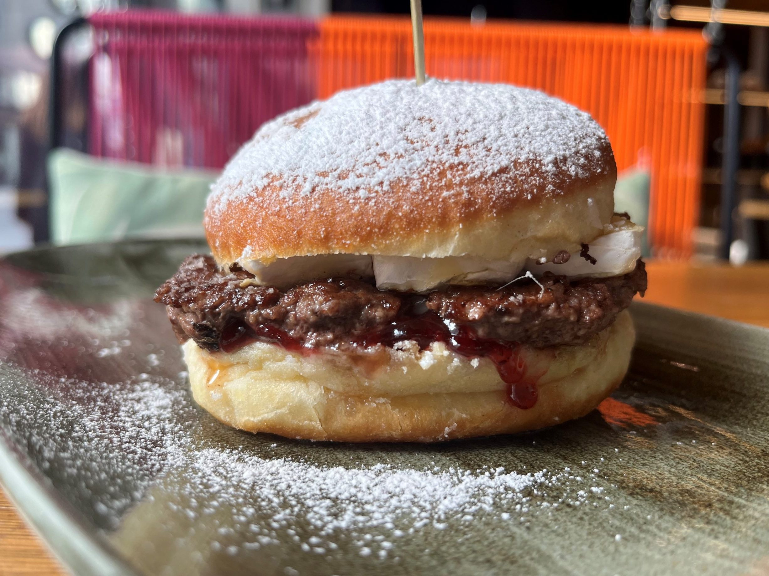 Nur zur Faschingszeit gibt es den Krapfen-Burger bei Le Burger in Wien.