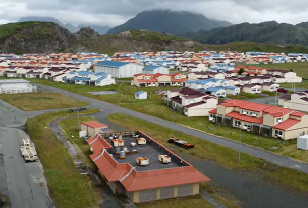 Der verlassene McDonalds in Alaska von oben. 