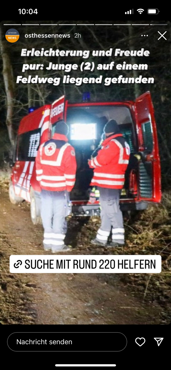 In einem bemerkenswerten Einsatz von Rettungskräften wurde der zweijährige Georg G. nach stundenlanger Suche wohlbehalten gefunden. In einem bemerkenswerten Einsatz von Rettungskräften wurde der zweijährige Georg G. nach stundenlanger Suche wohlbehalten gefunden.