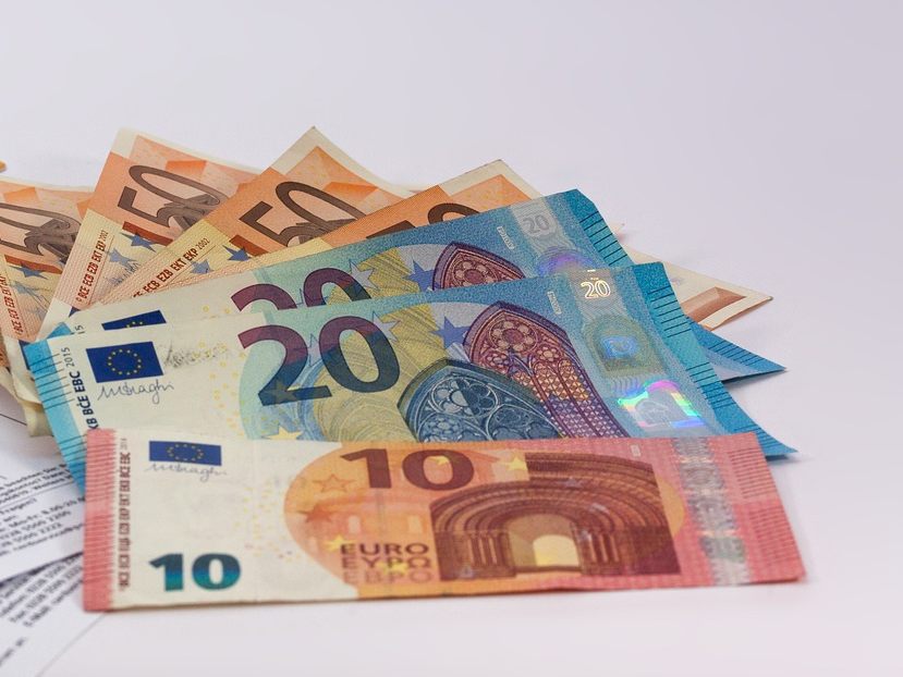 Sofortüberweisungen in Euro kosten ab 2025 nicht mehr extra. Sofortüberweisungen in Euro kosten ab 2025 nicht mehr extra.
