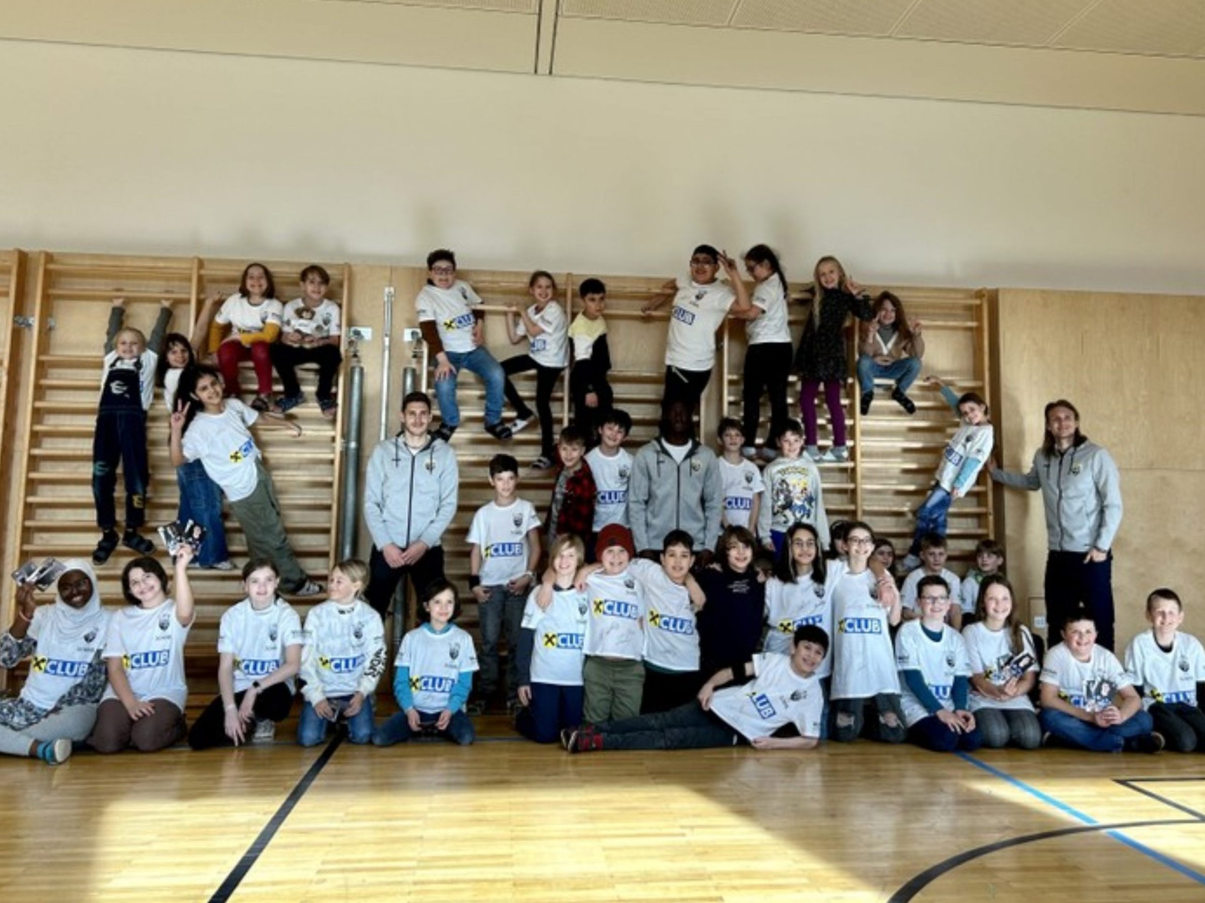 Die Röthner Volksschüler freuten sich über den Besuch der SCR Altach-Spieler.