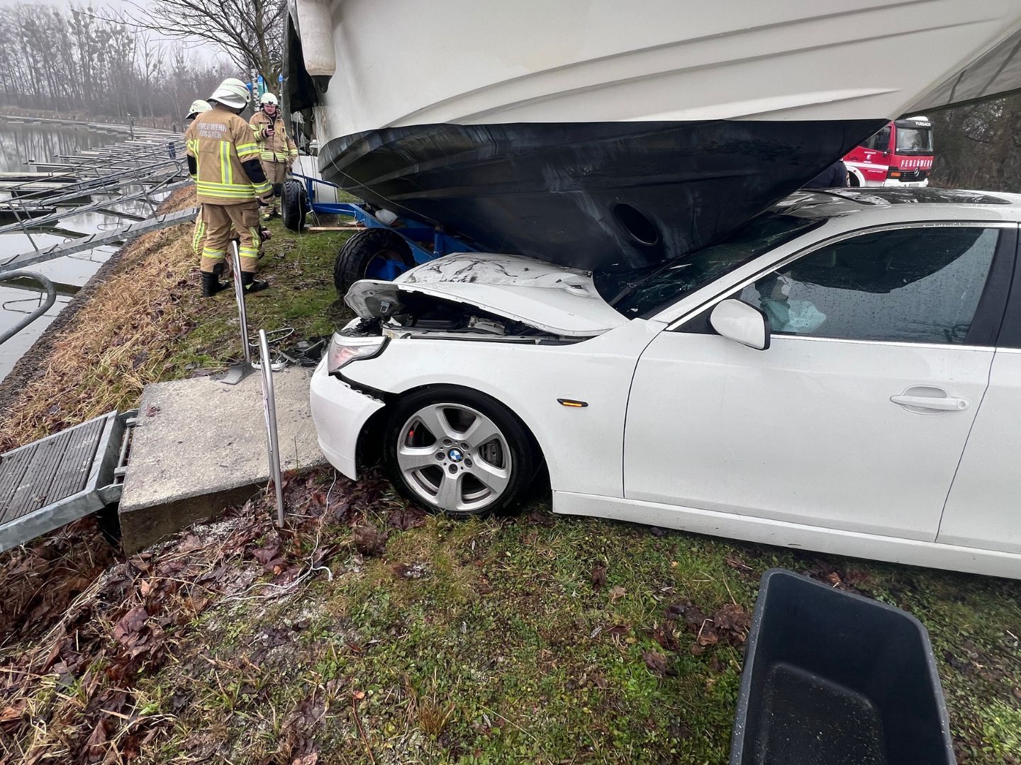 Pkw unter Boot eingeklemmt