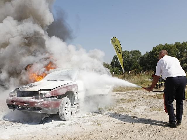 Wie man sich richtig bei einem Fahrzeugbrand verhält.