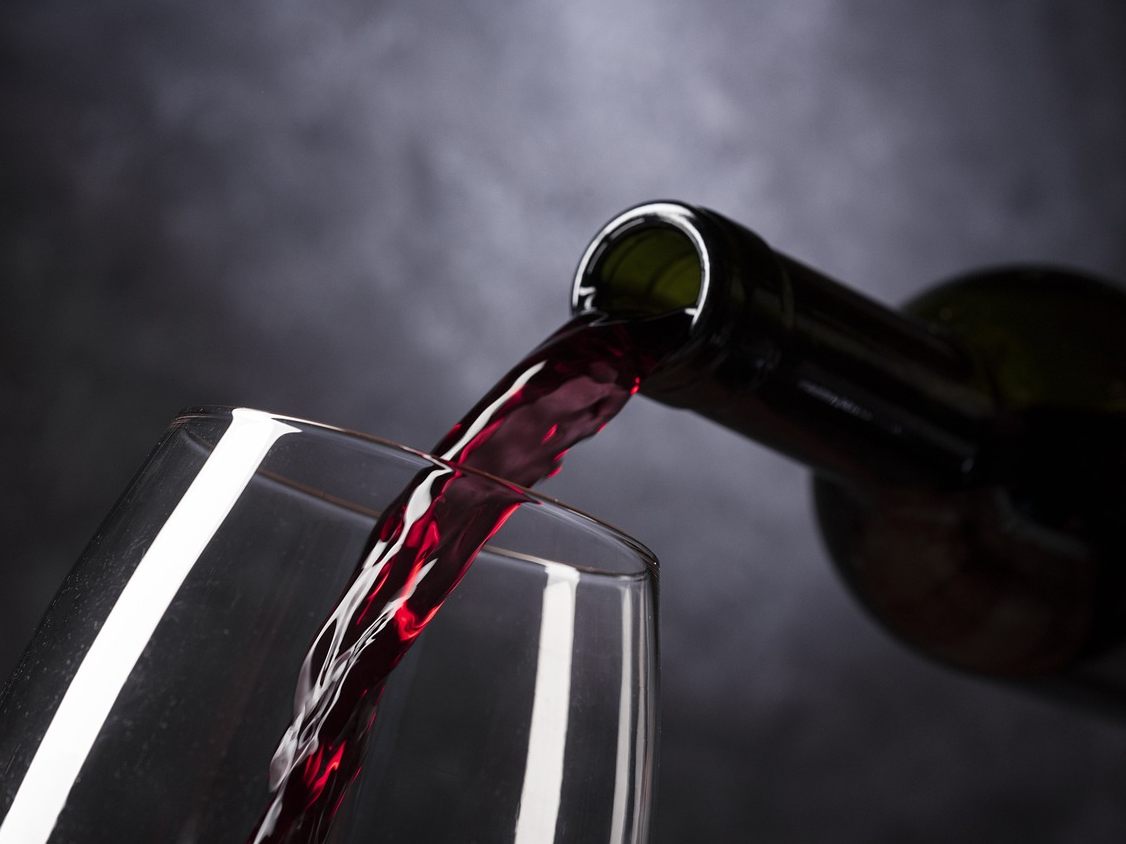 Wein im Wert von 2,5 Millionen Euro wurde verschüttet. Wein im Wert von 2,5 Millionen Euro wurde verschüttet.