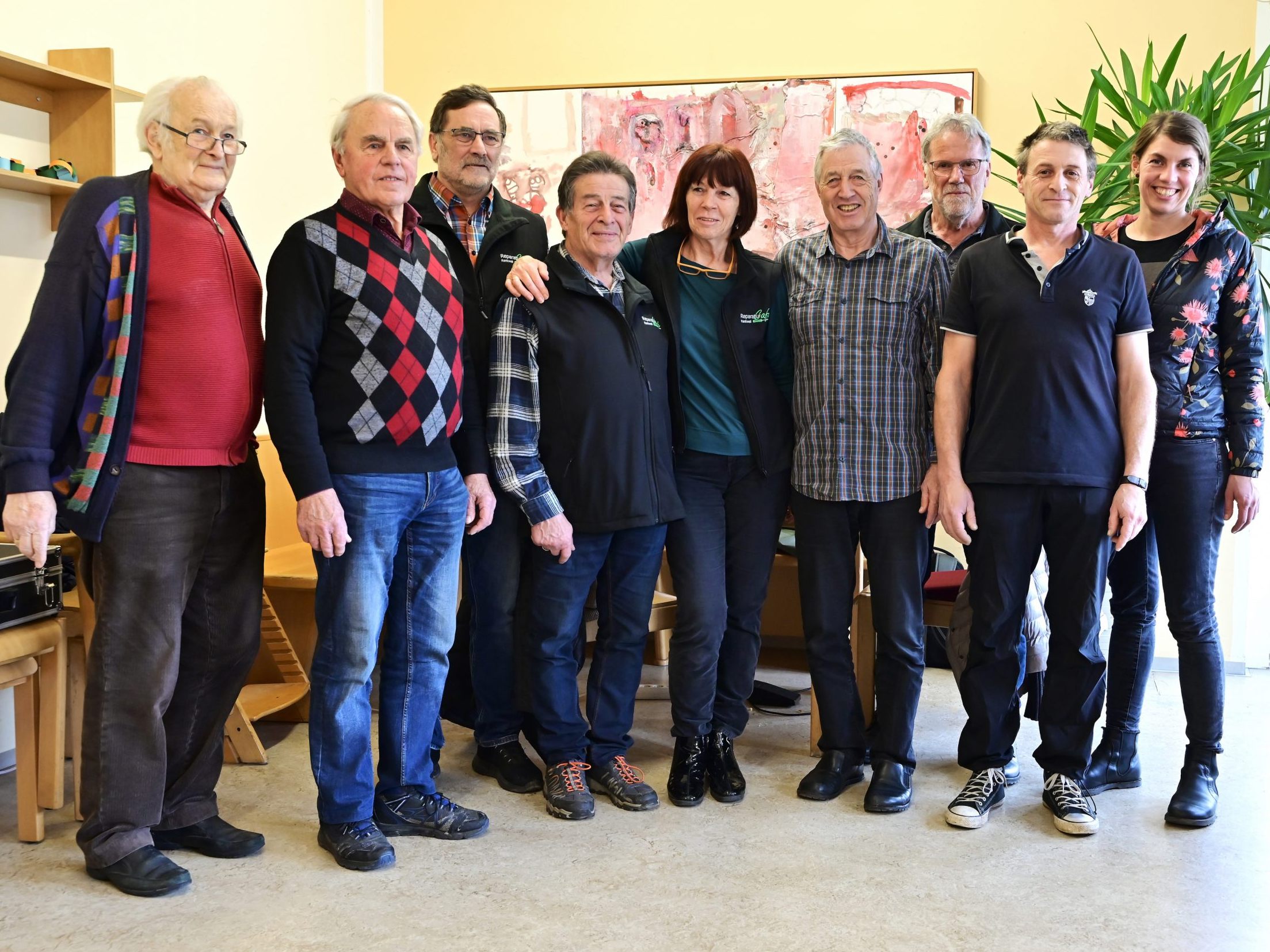 V. l. n. r.: Theodor Sinnstein, Werner Beiter, Günther Burtscher, Kurt Bell, Brigitte Bouchohioua, Peter Fischer, Anton Obwegeser, Thomas Dicker und Reparaturcafé-Initiatorin Patricia Gohm (MG Rankweil). Nicht auf dem Bild: Lothar Breuss und Norbert Strasser (Leiter Lebenshilfe-Werkstätte). V. l. n. r.: Theodor Sinnstein, Werner Beiter, Günther Burtscher, Kurt Bell, Brigitte Bouchohioua, Peter Fischer, Anton Obwegeser, Thomas Dicker und Reparaturcafé-Initiatorin Patricia Gohm (MG Rankweil). Nicht auf dem Bild: Lothar Breuss und Norbert Strasser (Leiter Lebenshilfe-Werkstätte).