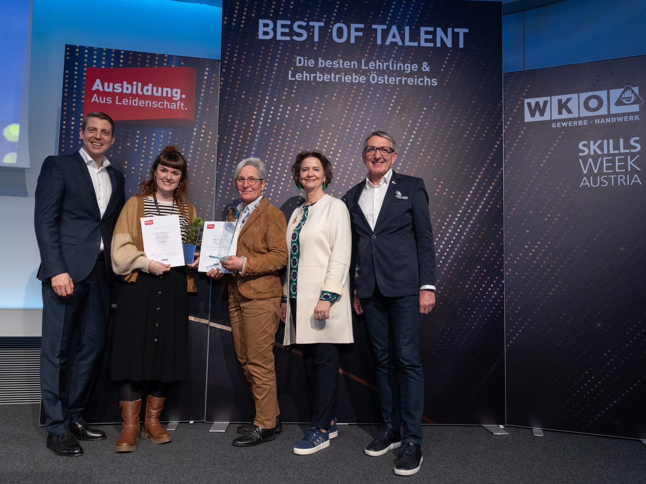 WKÖ-Vizepräsident Philipp Gady, Stephanie Friedrich, Brigitte Geiger (Blumen Kopf), Renate Scheichelbauer-Schuster (WKÖ Bundesspartenobfrau Gewerbe und Handwerk) und SkillsAustria-Präsident Josef Herk. WKÖ-Vizepräsident Philipp Gady, Stephanie Friedrich, Brigitte Geiger (Blumen Kopf), Renate Scheichelbauer-Schuster (WKÖ Bundesspartenobfrau Gewerbe und Handwerk) und SkillsAustria-Präsident Josef Herk.