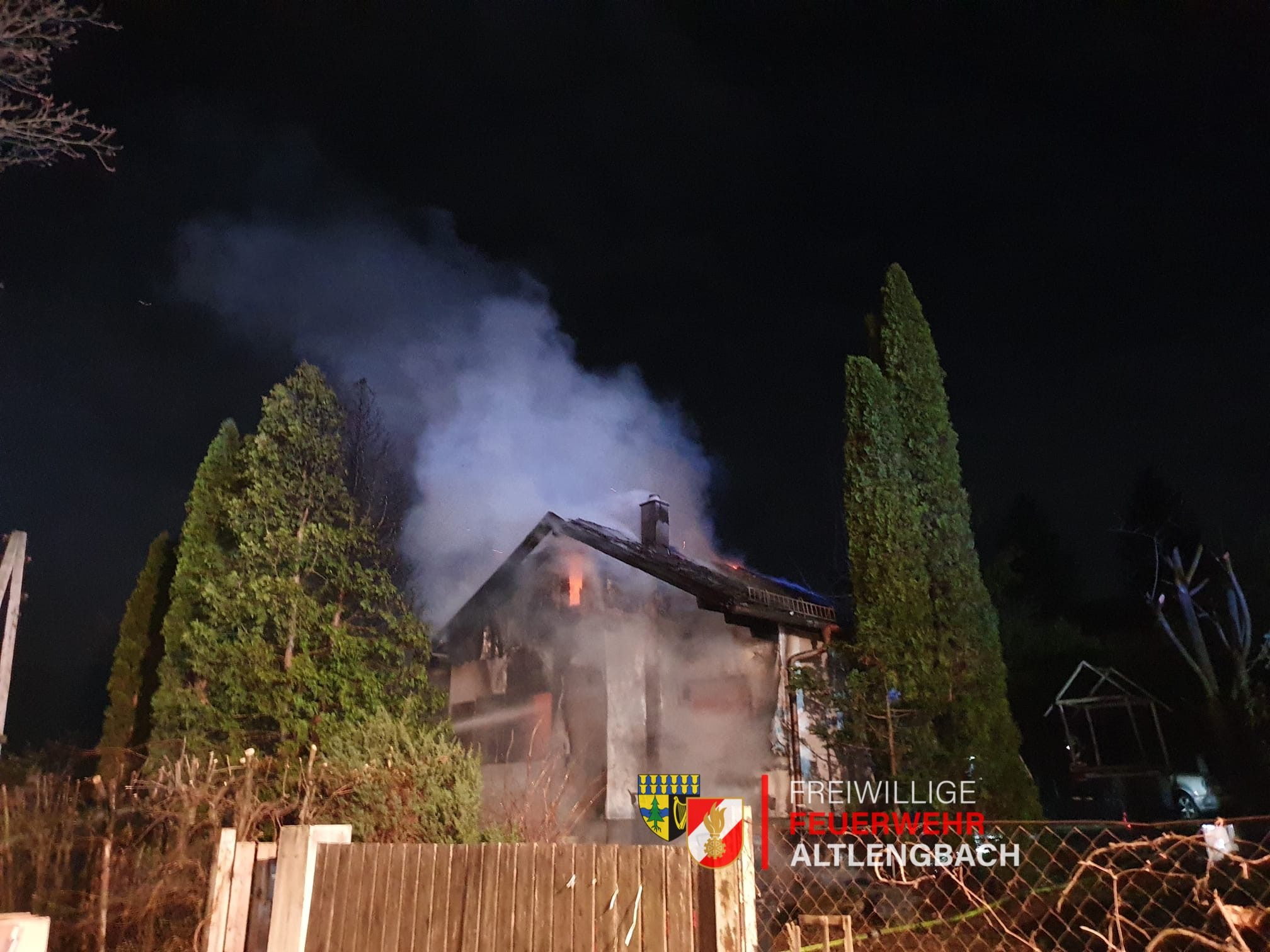 Das Haus wurde ein Raub der Flammen.