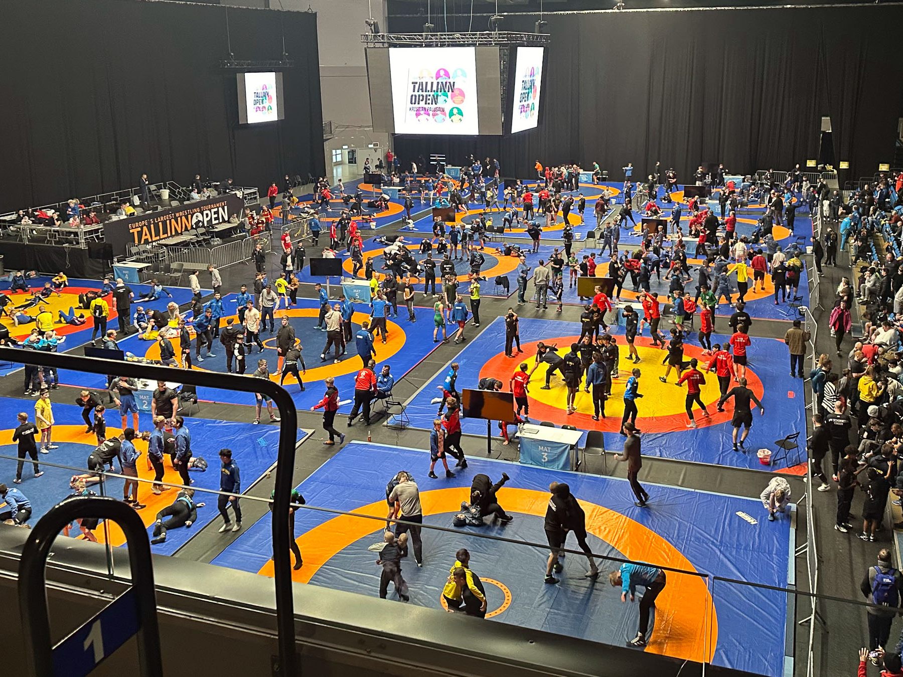 Die Sporthalle in Tallin, ausgelegt mit 14 Ringermatten und frequentiert mit insgesamt 2000 Ringern aus 30 Nationen.