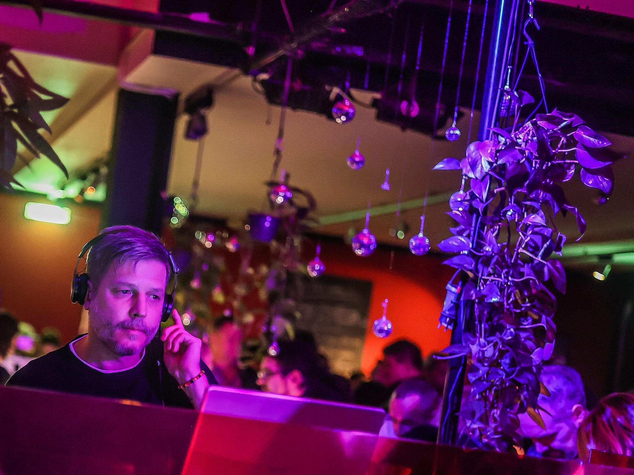DJ Mutsch wird in der Spielboden-Kantine bei der 40. Ausgabe der Depeche Mode & more Party für den passenden Sound sorgen. DJ Mutsch wird in der Spielboden-Kantine bei der 40. Ausgabe der Depeche Mode & more Party für den passenden Sound sorgen.