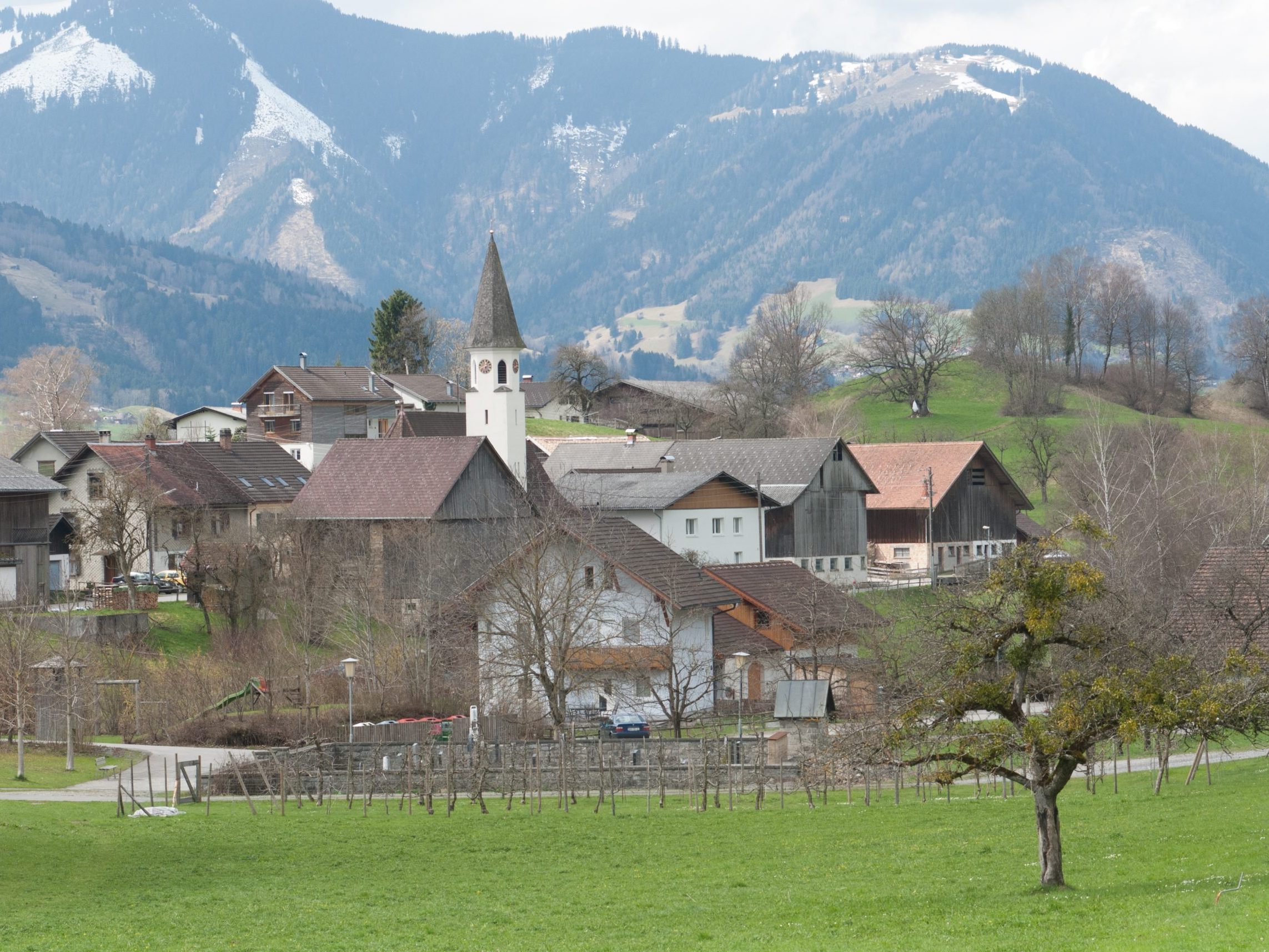 Auch die Gemeinde Röns kämpft mit laufend steigenden Kosten und sinkenden Einnahmen Auch die Gemeinde Röns kämpft mit laufend steigenden Kosten und sinkenden Einnahmen