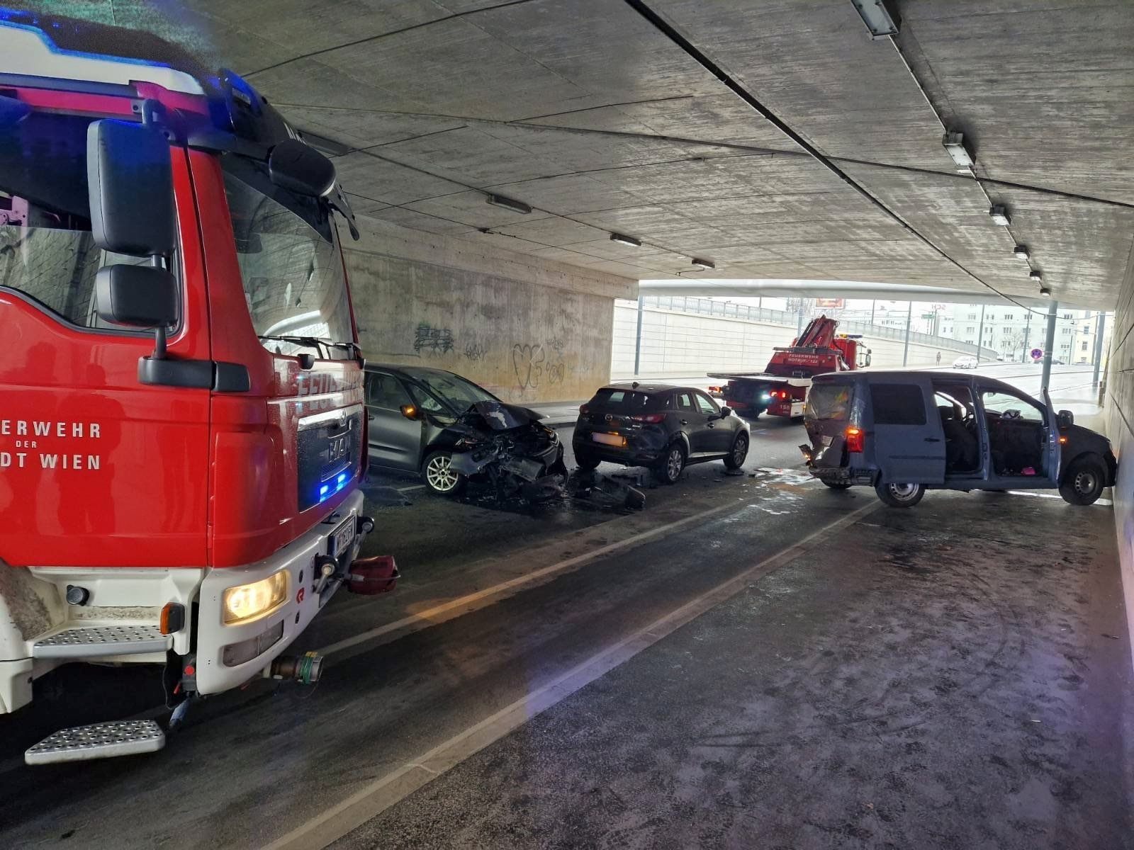 Der Verkehrsunfall fand in der Gudrunstraße statt. Der Verkehrsunfall fand in der Gudrunstraße statt.