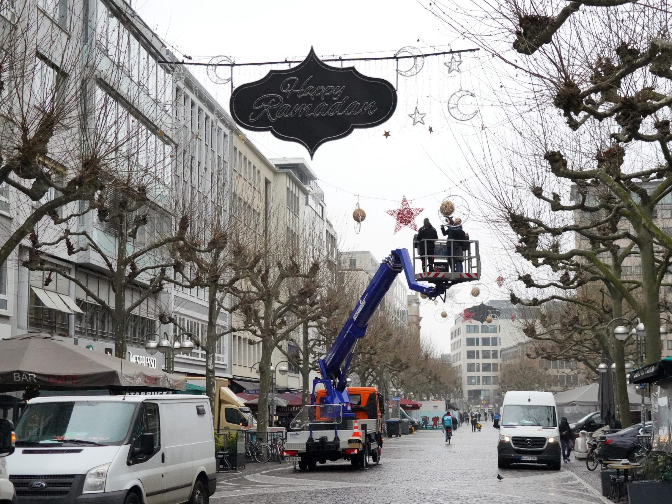 In Frankfurt hängt erstmals eine Beleuchtung für den muslimischen Fastenmonat.