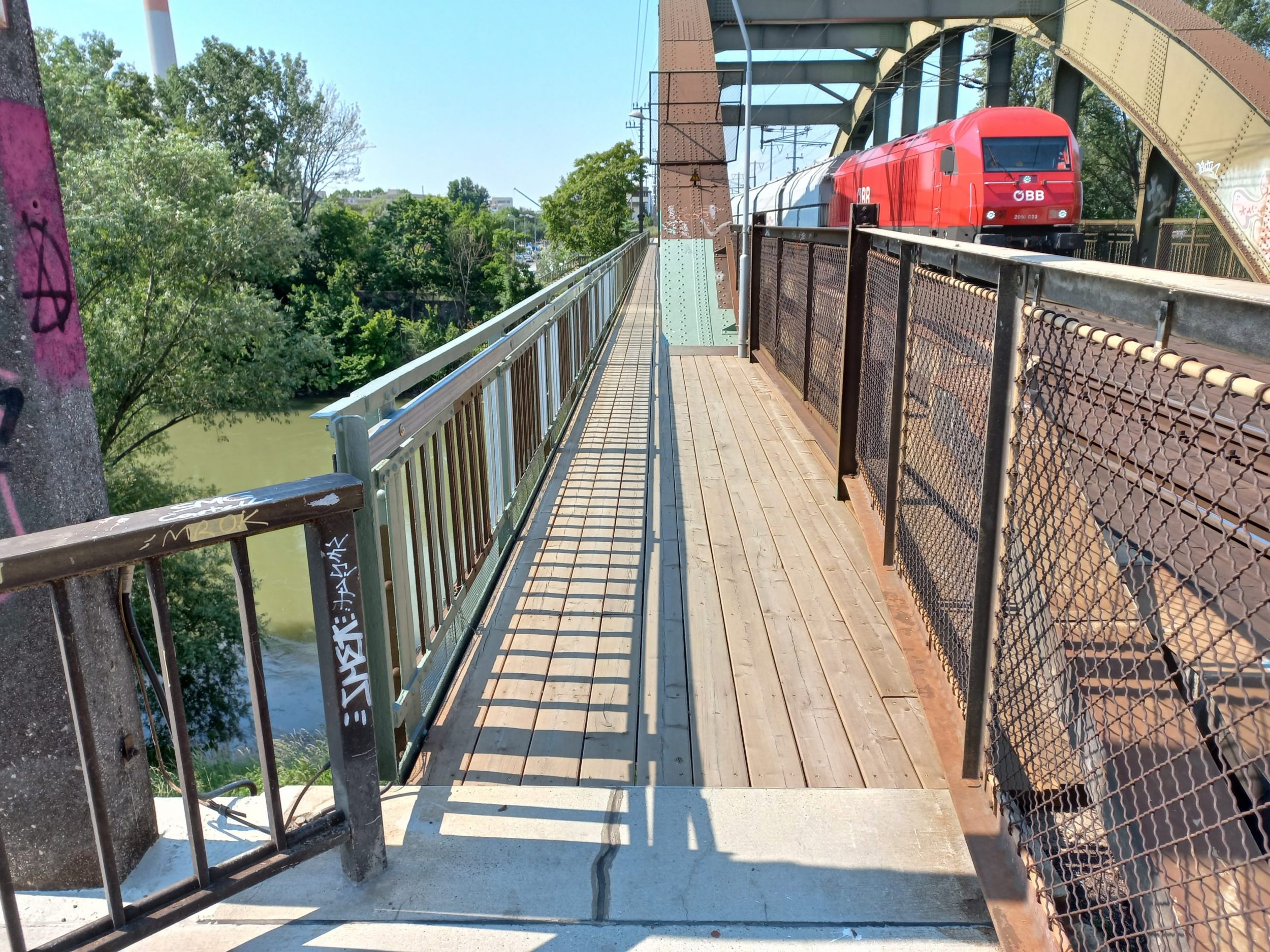 Die Wiener Ostbahnbrücke erhält einen neuen breiten Fußgänger-Steg. Die Wiener Ostbahnbrücke erhält einen neuen breiten Fußgänger-Steg.