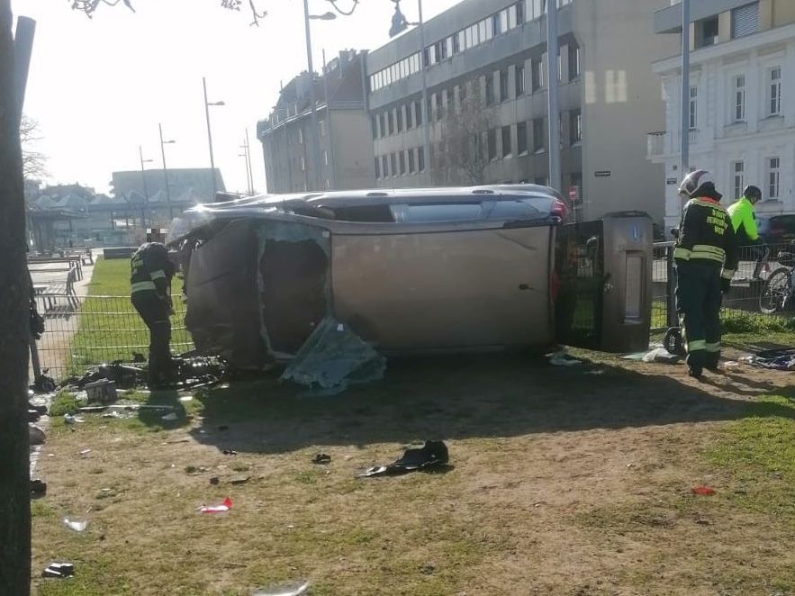 Das Auto kam nach dem Unfall seitlich zum Liegen. Das Auto kam nach dem Unfall seitlich zum Liegen.