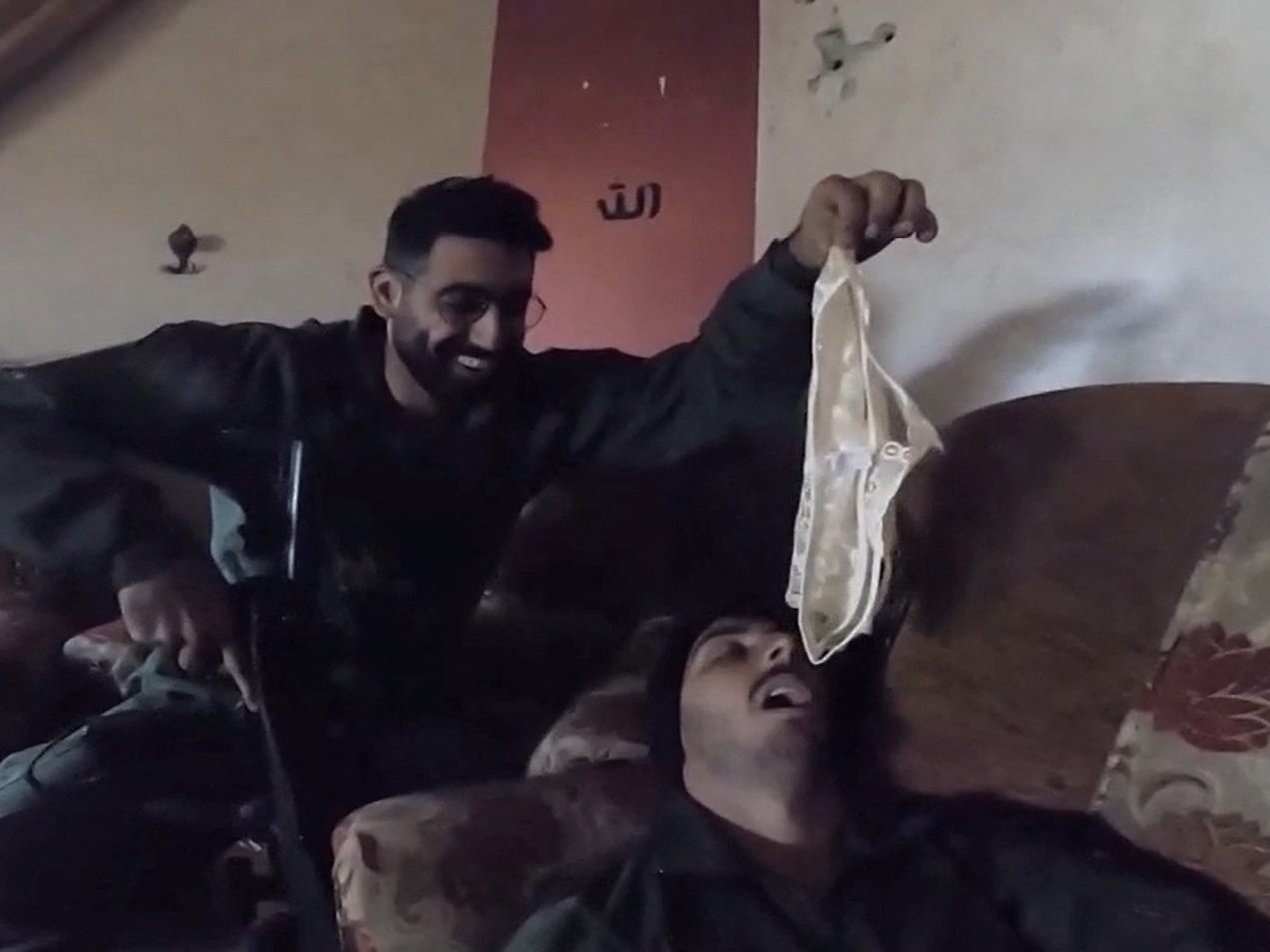 Israelische Soldaten in Gaza posieren mit Frauenkleidung. Israelische Soldaten in Gaza posieren mit Frauenkleidung.