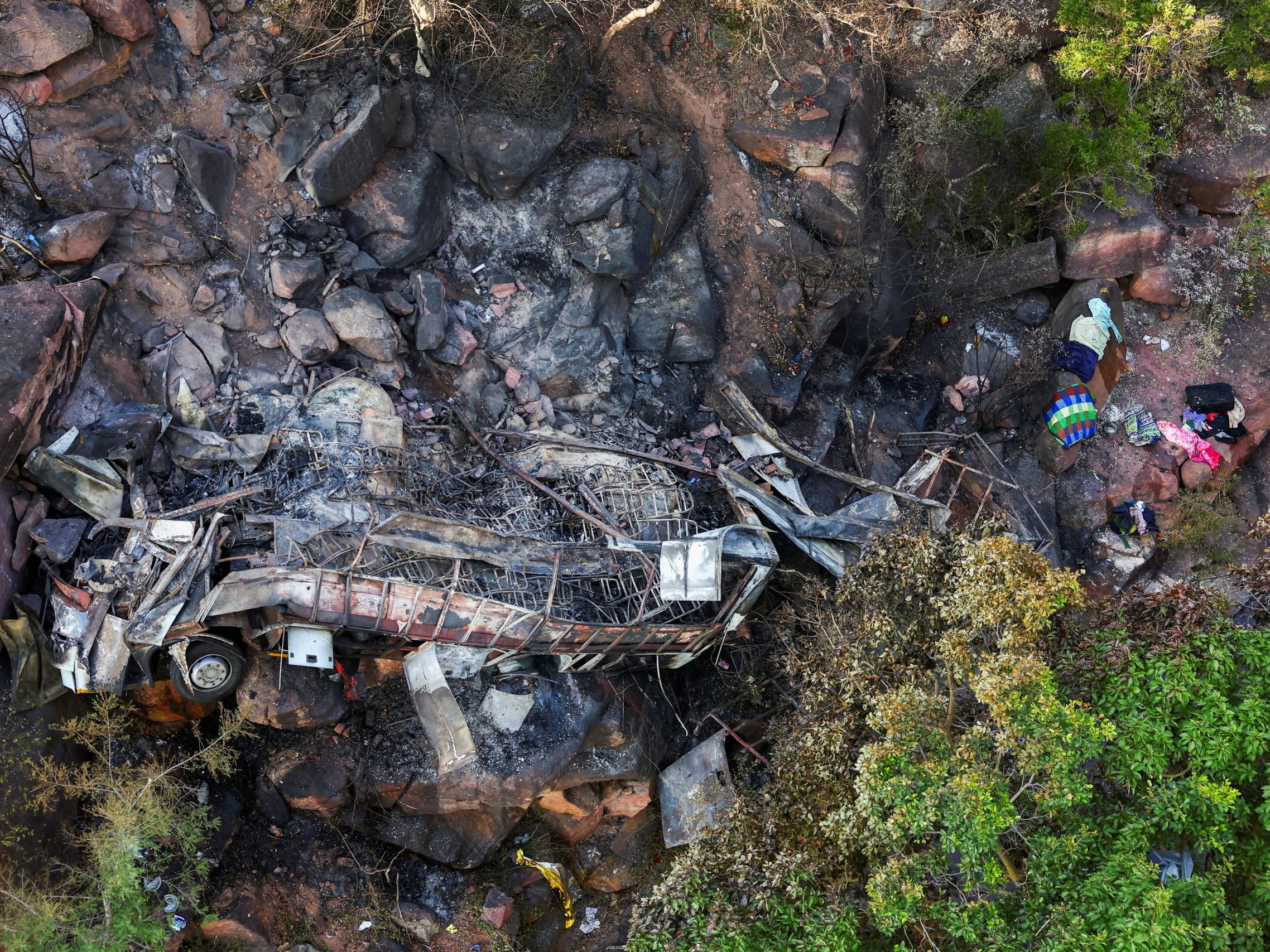 Das verbrannte Wrack des abgestürzten Busses. Das verbrannte Wrack des abgestürzten Busses.