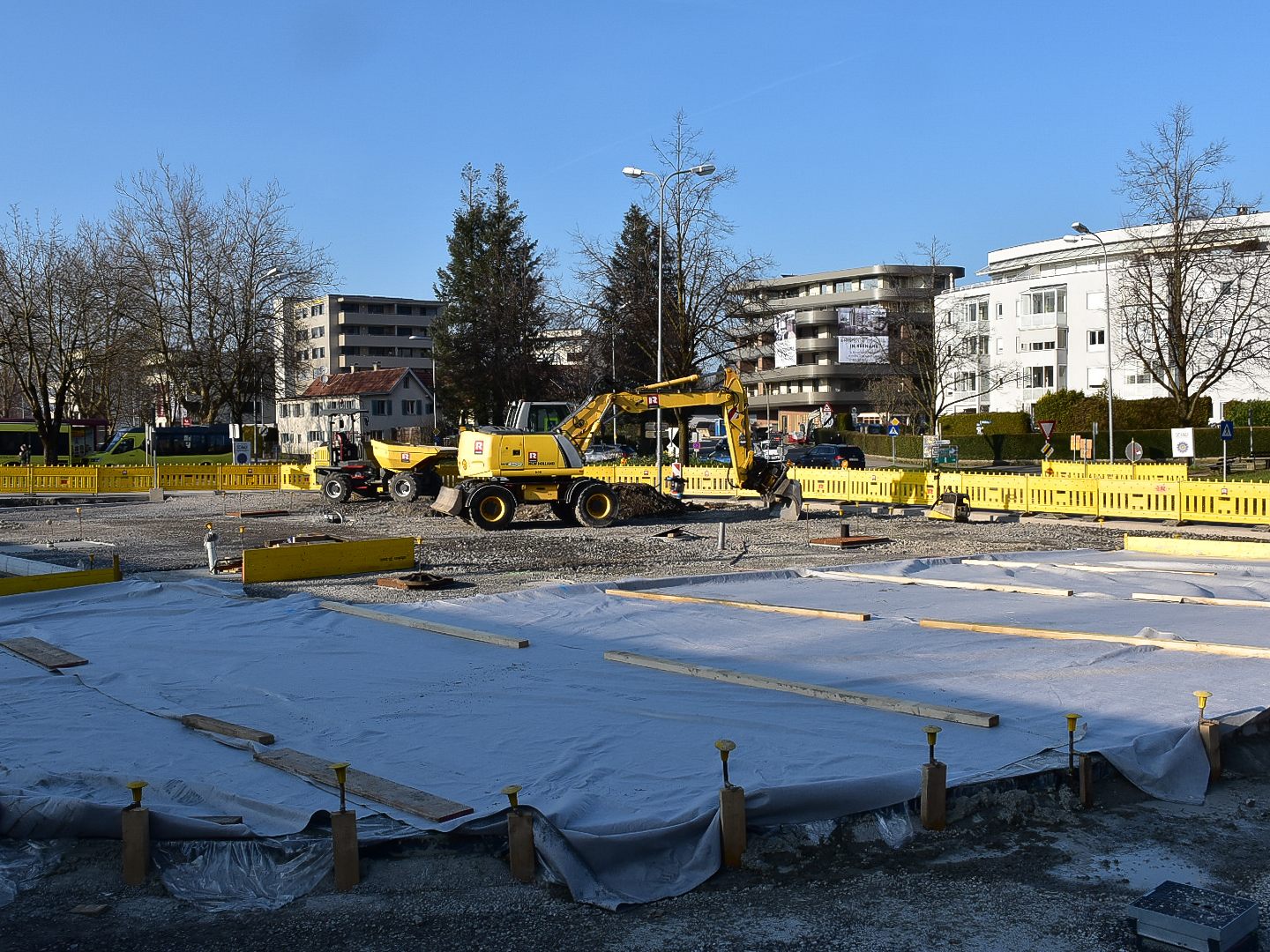 Die Arbeiten am neuen Vorplatz beim Lochauer Bahnhof laufen auf Hochtouren