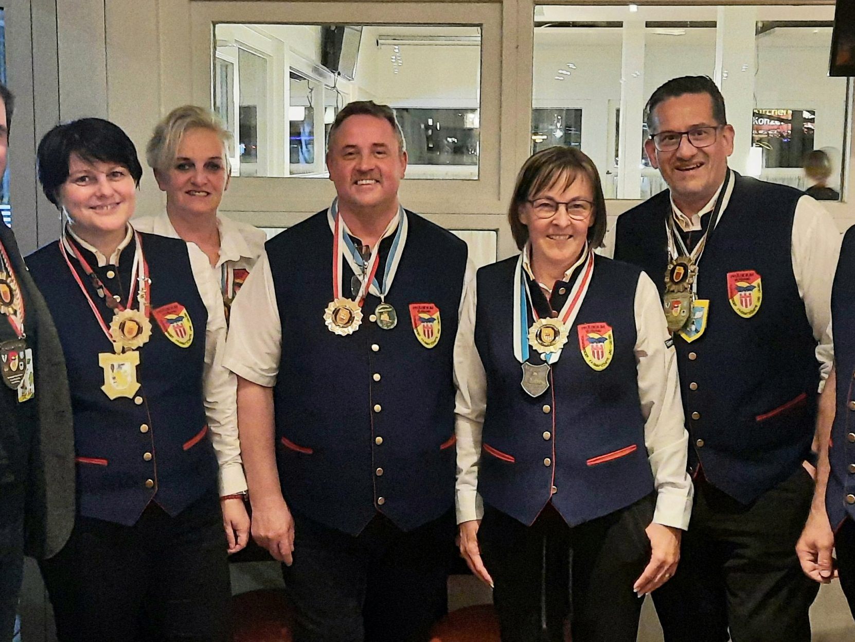 Bild (v.r.n.l.): Christof Huber (VVF-Vizepräsident), Stefan Ellensohn (Fasnatrat Bez. Bregenz), Angelika Egger (VVF-Schatzmeisterin), Günter Dietrich (Landeselfer), Tanja Dietrich (Landesgardeleiterin), Barbara Lässer (VVF-Präsidentin) und Michel Stocklasa (Neo-Fasnatrat).