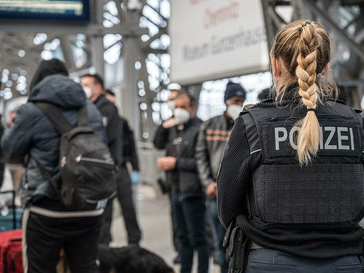 Bundespolizei bringt zwei Männer in Abschiebehaftanstalt.