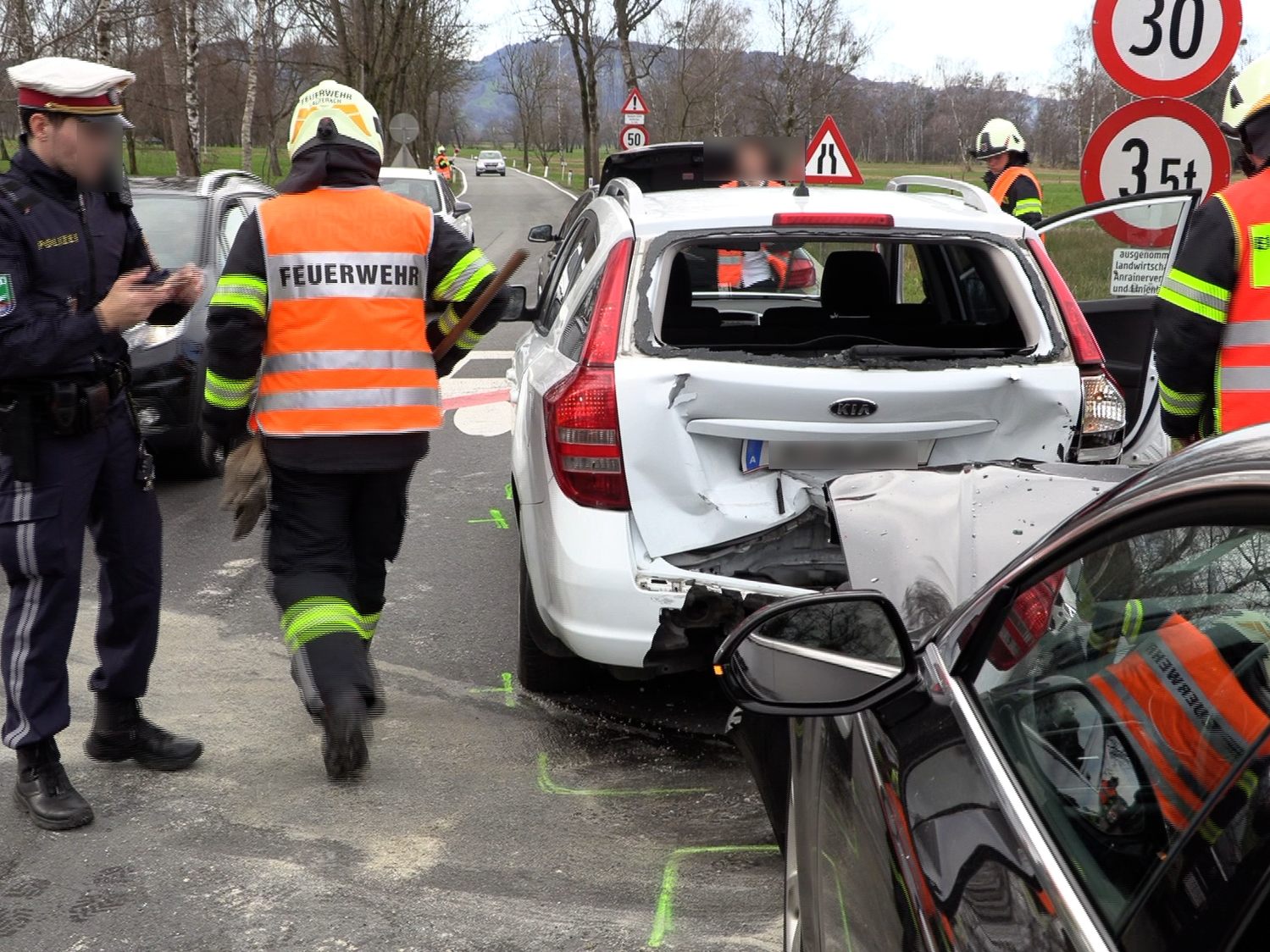 Drei Fahrzeuge in Unfall involviert