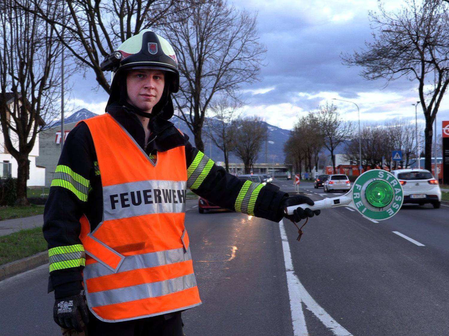 Die Straße war während den Aufräumarbeiten nur schwer passierbar. Die Straße war während den Aufräumarbeiten nur schwer passierbar.