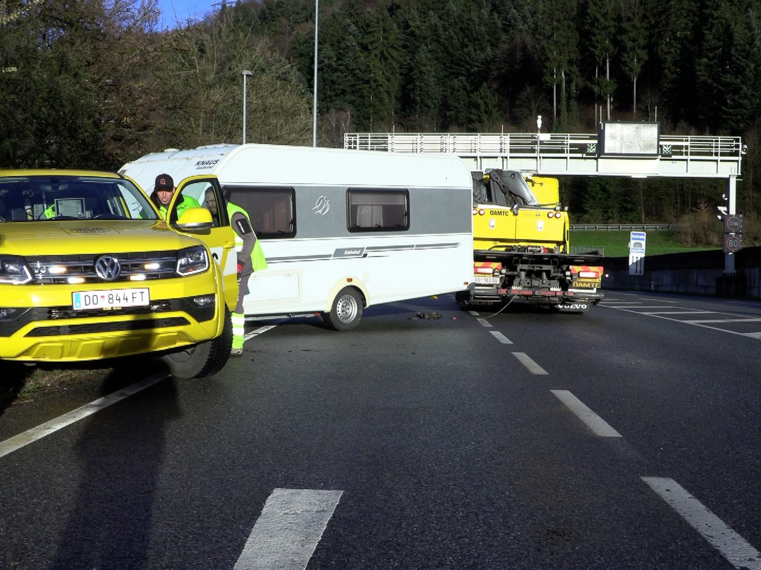 Wohnwagen stürzte in Graben nach dem Achraintunnel auf der Schwarzacher Seite.