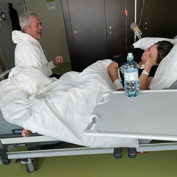 Papa Asim C. zu Besuch im Krankenhaus. 