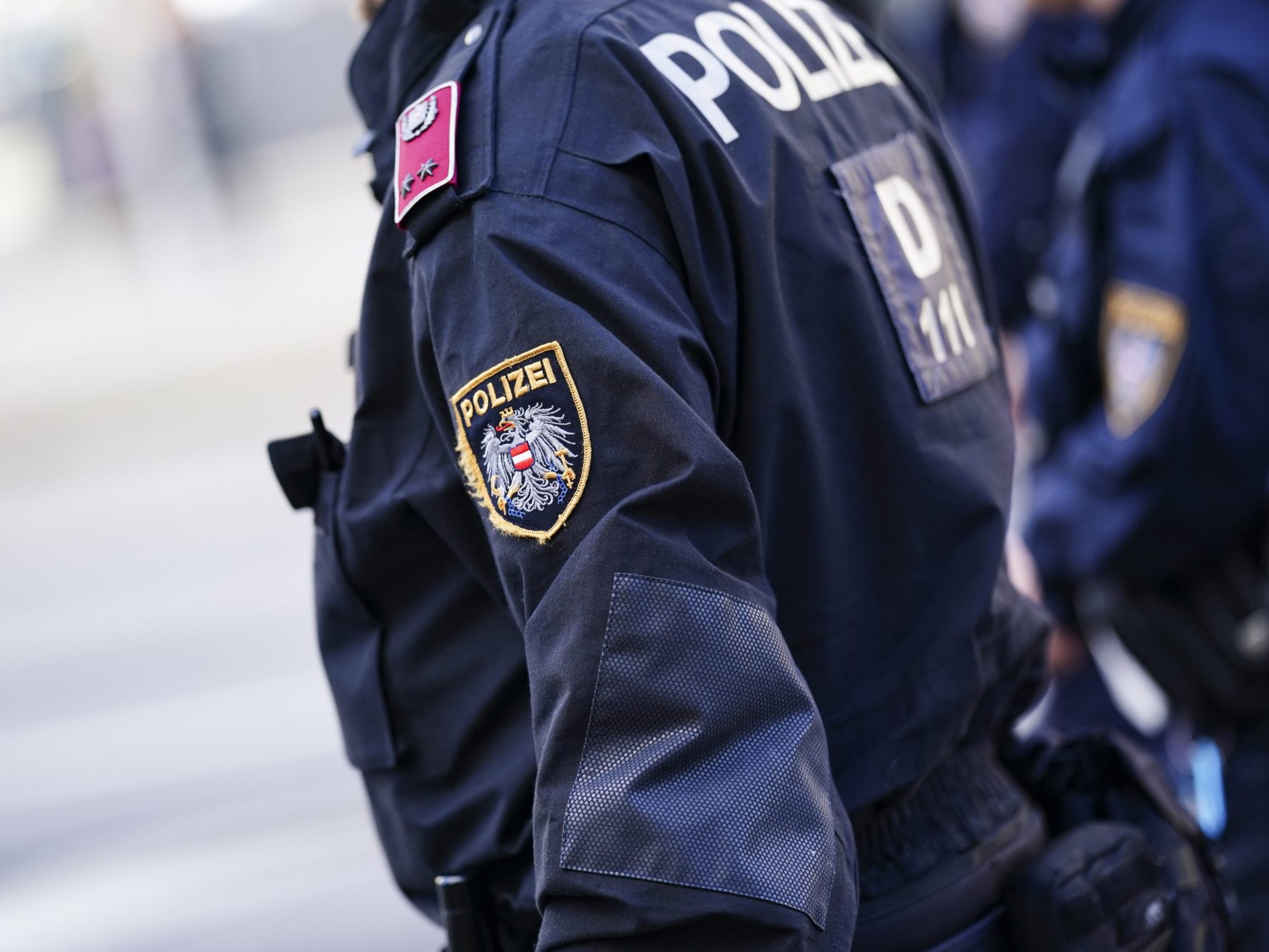 Die russische Botschaft schenkte Kalender und Bonbonniere an Polizisten. Die russische Botschaft schenkte Kalender und Bonbonniere an Polizisten.