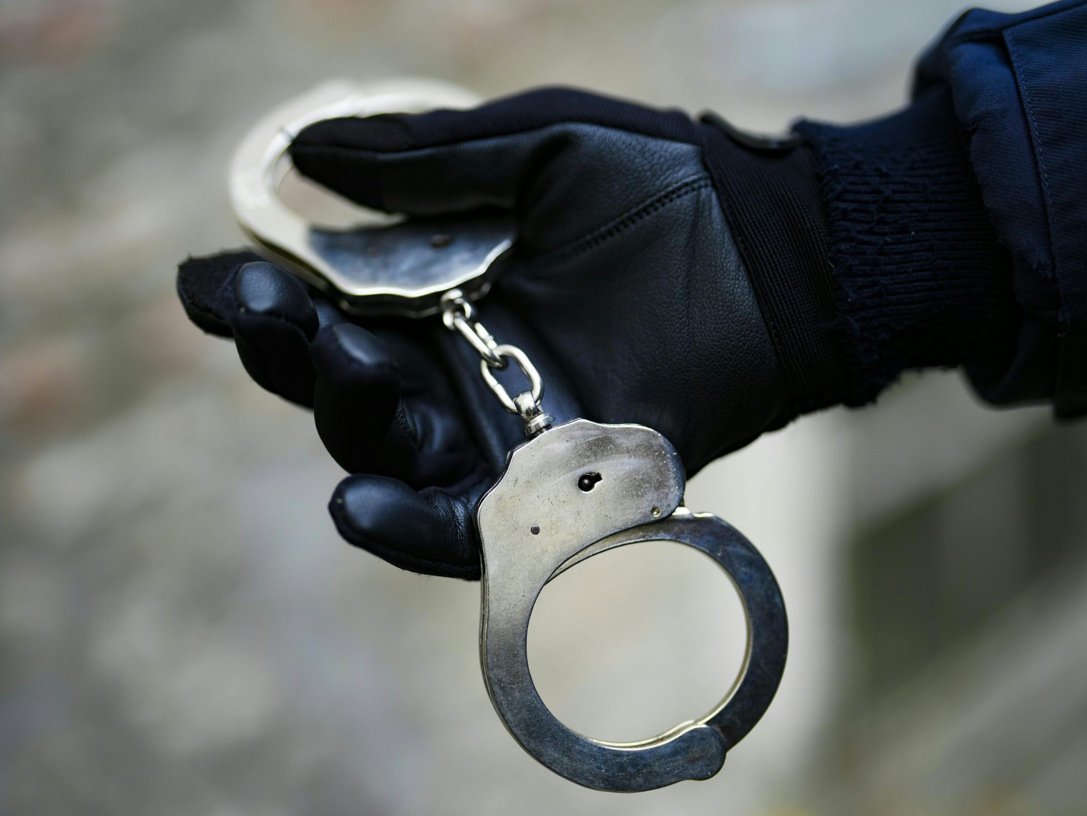Eine randalierende Frau in Wien trat einen Polizisten. Eine randalierende Frau in Wien trat einen Polizisten.