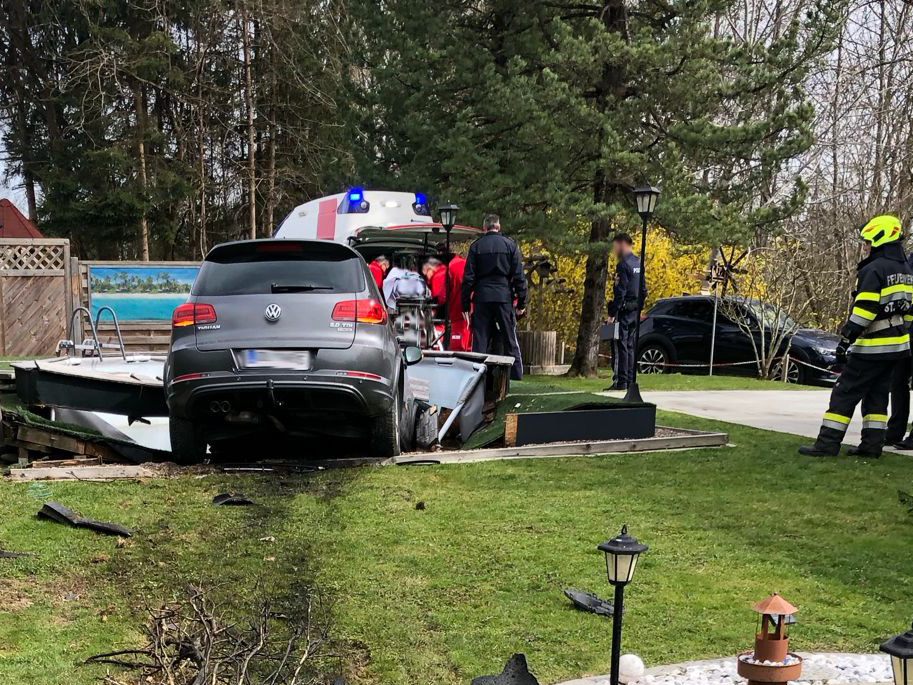 Die 61-Jährige erlitt bei dem Unfall leichte Verletzungen. Die 61-Jährige erlitt bei dem Unfall leichte Verletzungen.