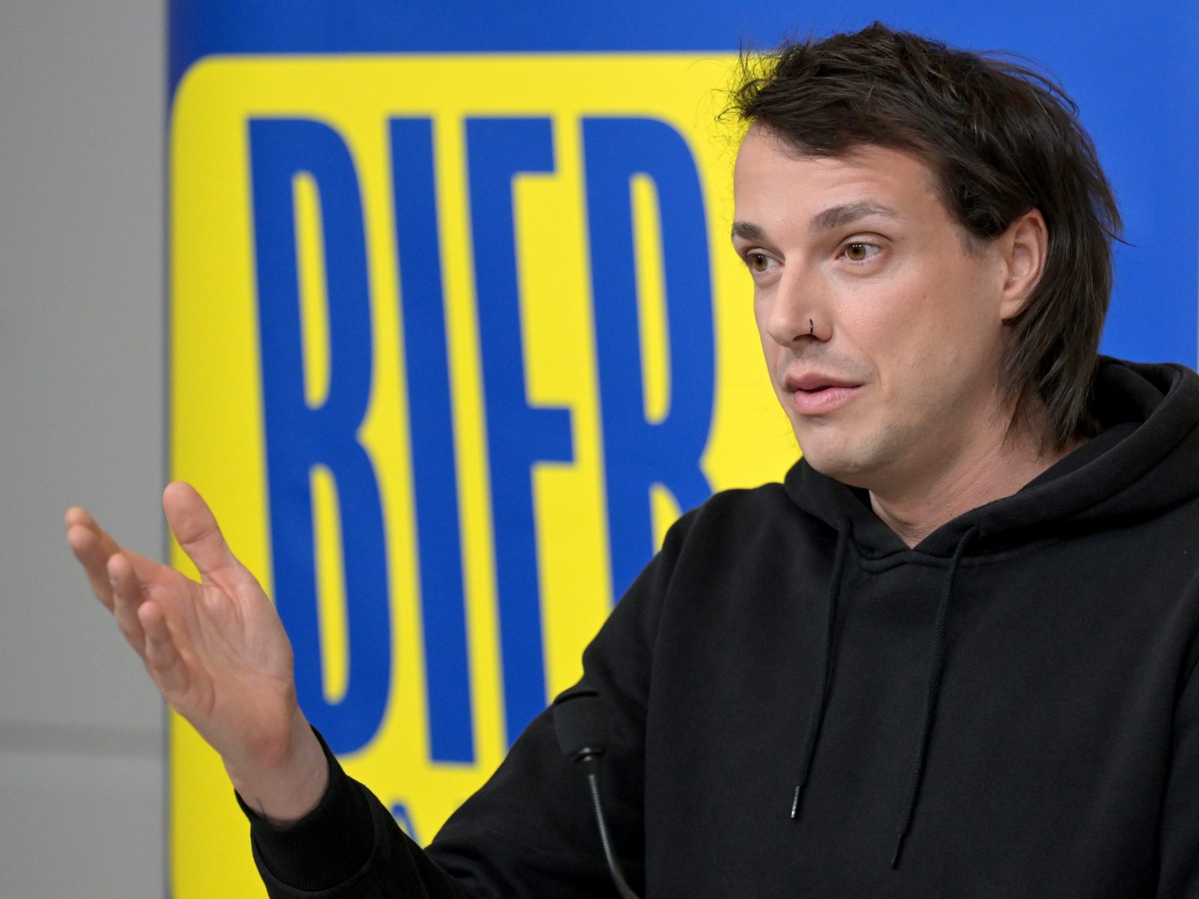 Dominik Wlazny lässt ein Antreten der Bierpartei weiter offen. Dominik Wlazny lässt ein Antreten der Bierpartei weiter offen.