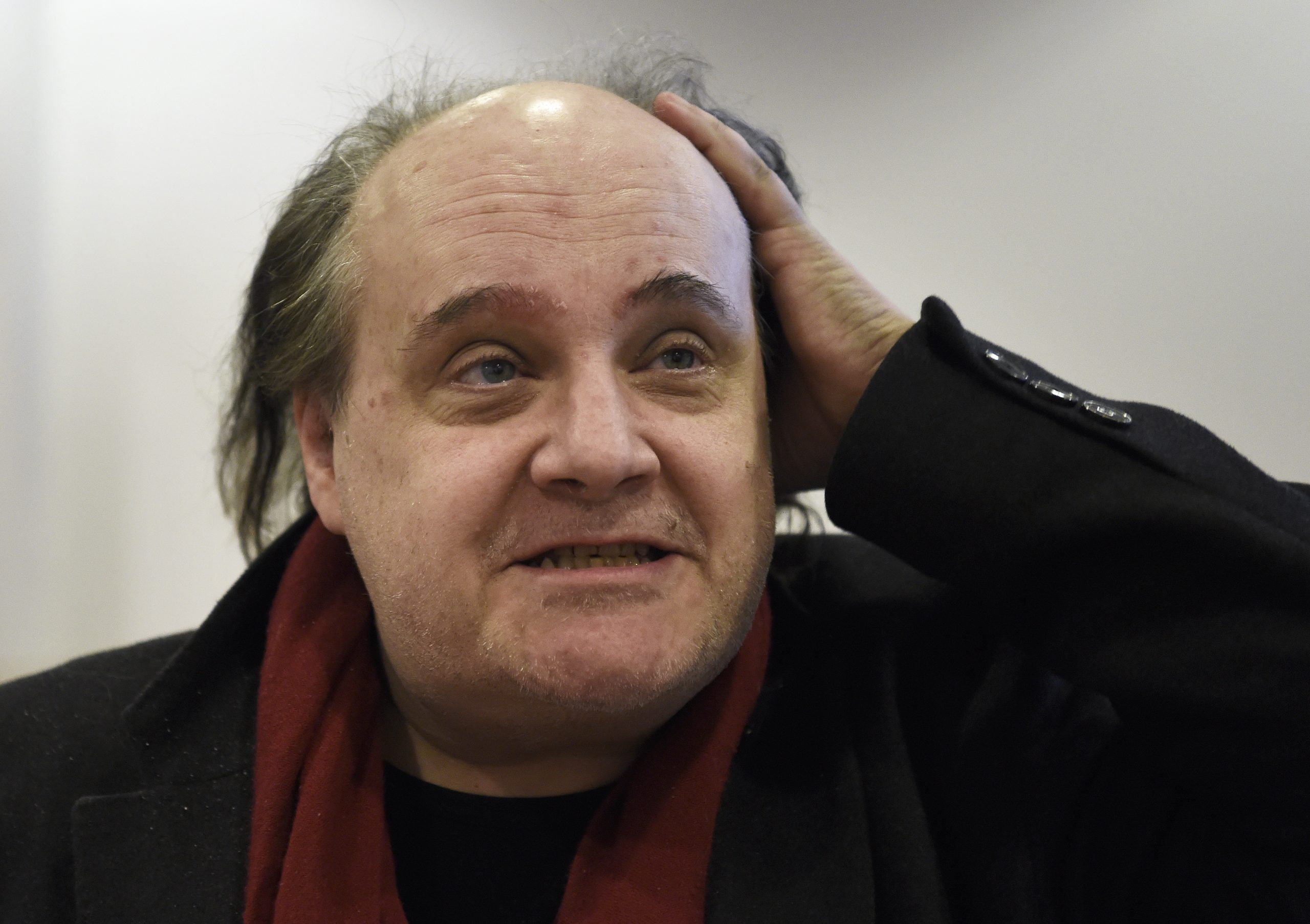 Paulus Manker wird beschrieben als jemand, der Schauspielerinnen und Schauspieler vor zahlendem Publikum tritt oder schlägt und Nacktszenen ohne Absprache ausdehnt. 