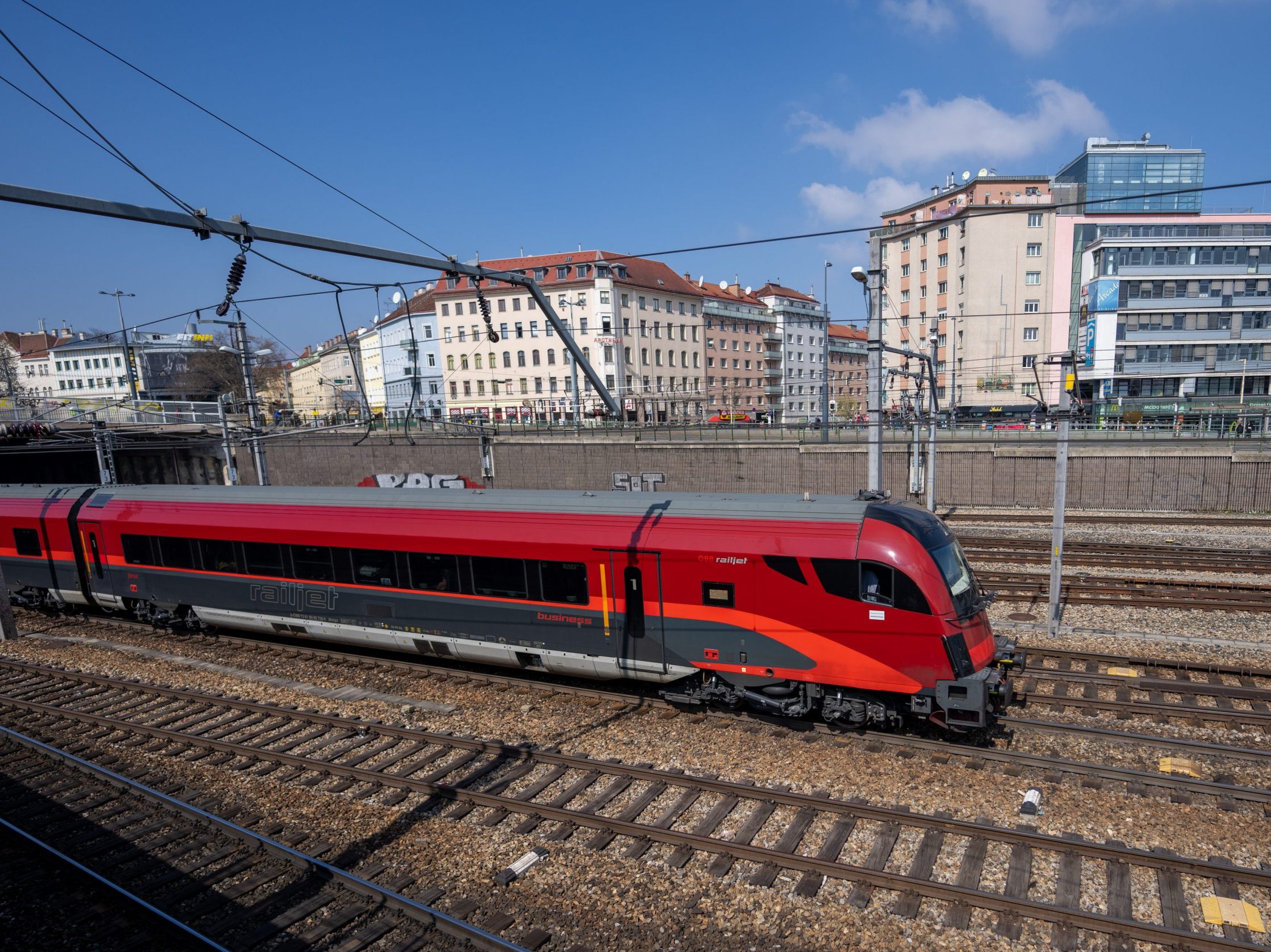 Ein ÖBB-Railjet in Wien. Ein ÖBB-Railjet in Wien.