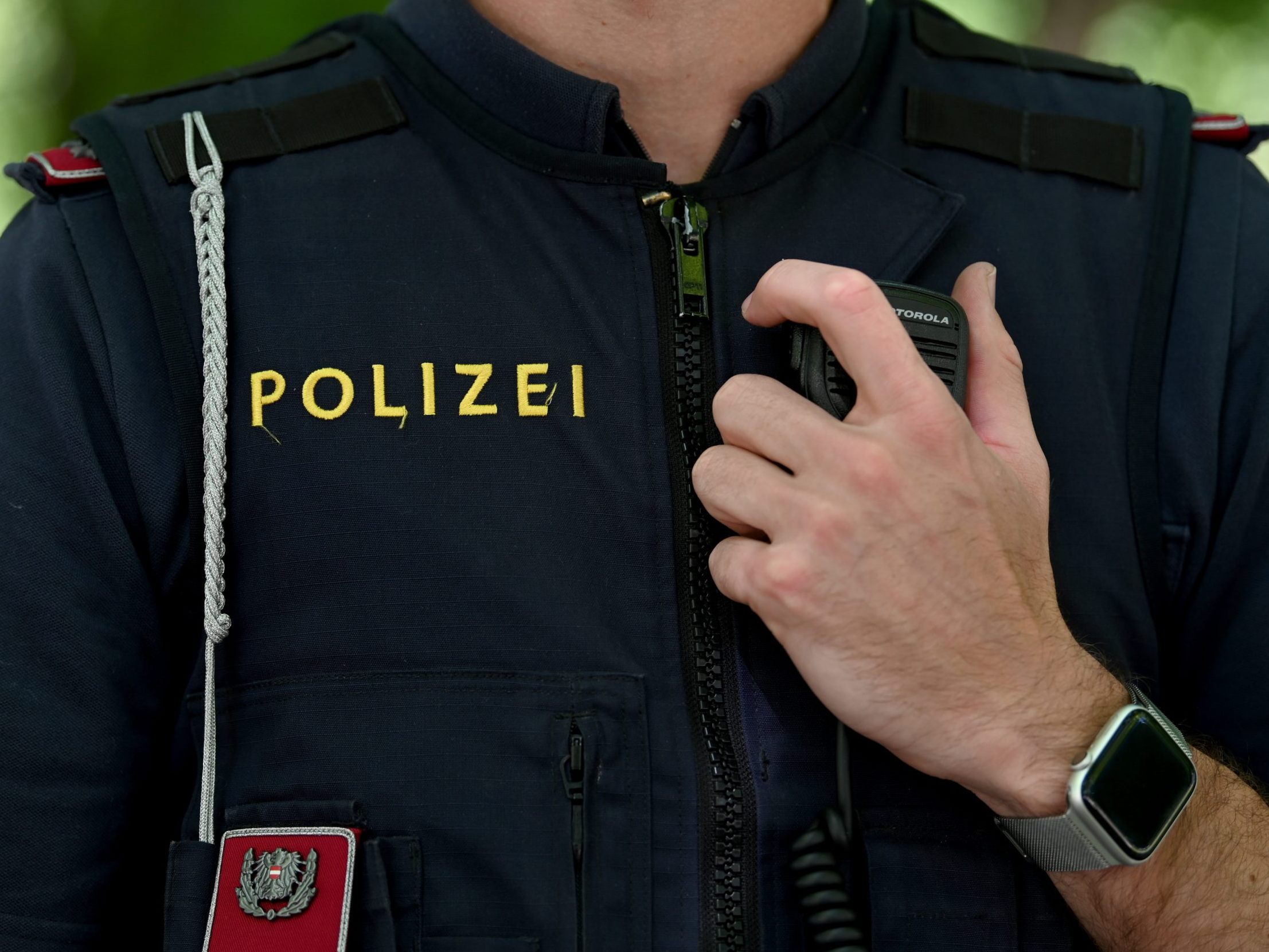 Nach einer Auseinandersetzung mit Messern verhaftete die Polizei zwei Verdächtige. Nach einer Auseinandersetzung mit Messern verhaftete die Polizei zwei Verdächtige.