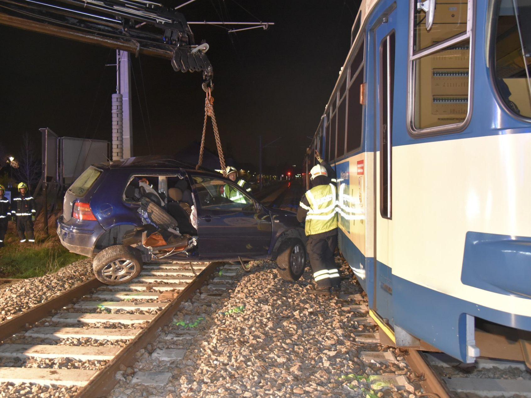 Ein Auto ist in Traiskirchen mit einem Zug der Badner Bahn zusammengestoßen.