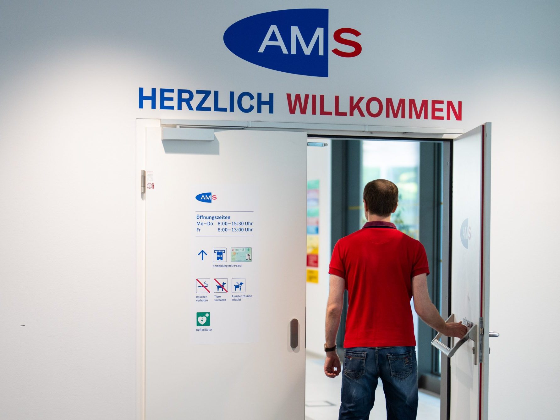 Die Arbeitslosenzahlen haben sich im Vorjahresvergleich kaum verändert.