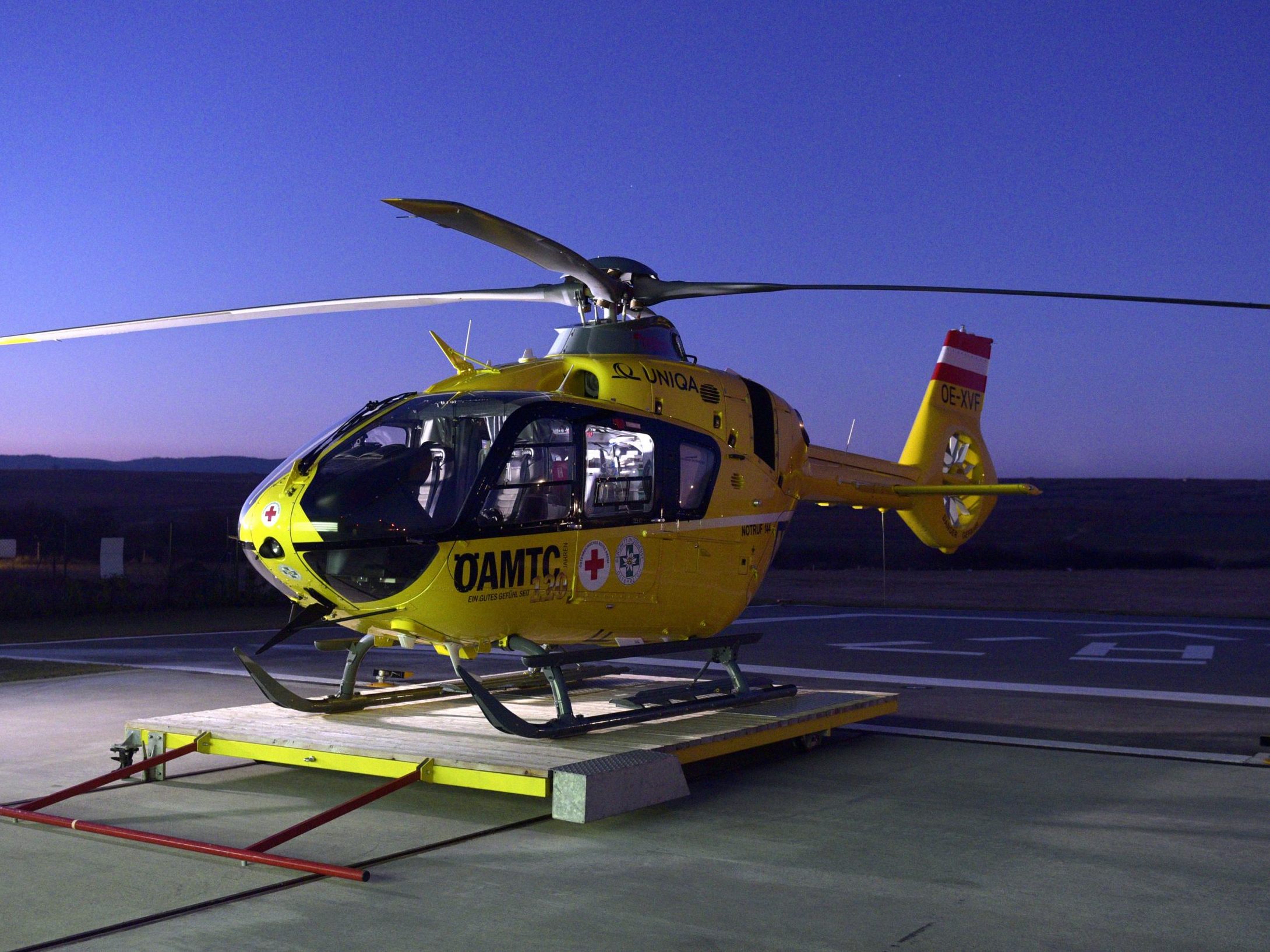 Der Rettungshubschrauber "Christophorus 2" brachte den Radfahrer ins Krankenhaus. Der Rettungshubschrauber "Christophorus 2" brachte den Radfahrer ins Krankenhaus.