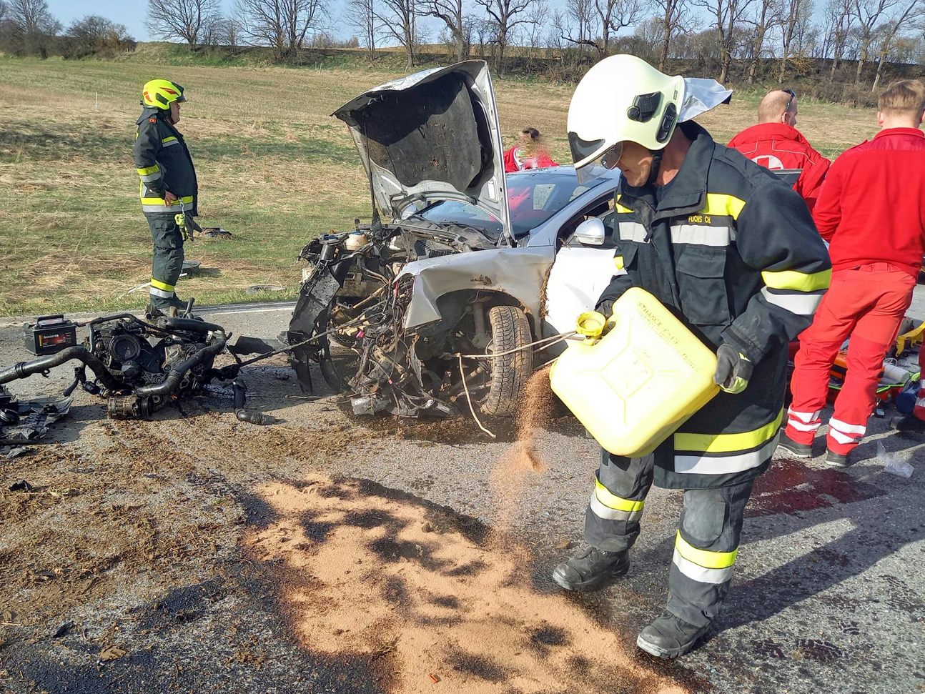 Ein Mann und ein Bub wurden nach Autounfall ins Spital geflogen.