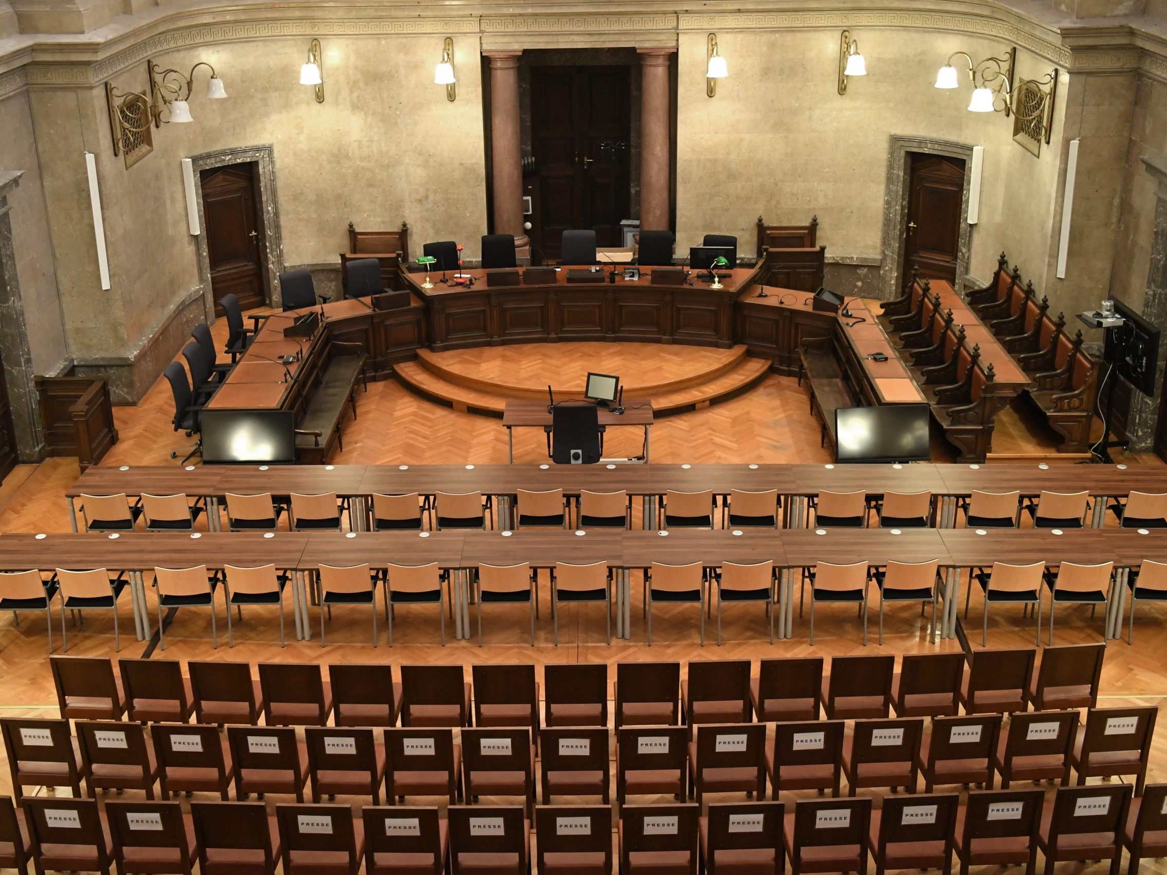 Der Prozess wurde auf Donnerstag verschoben. Der Prozess wurde auf Donnerstag verschoben.